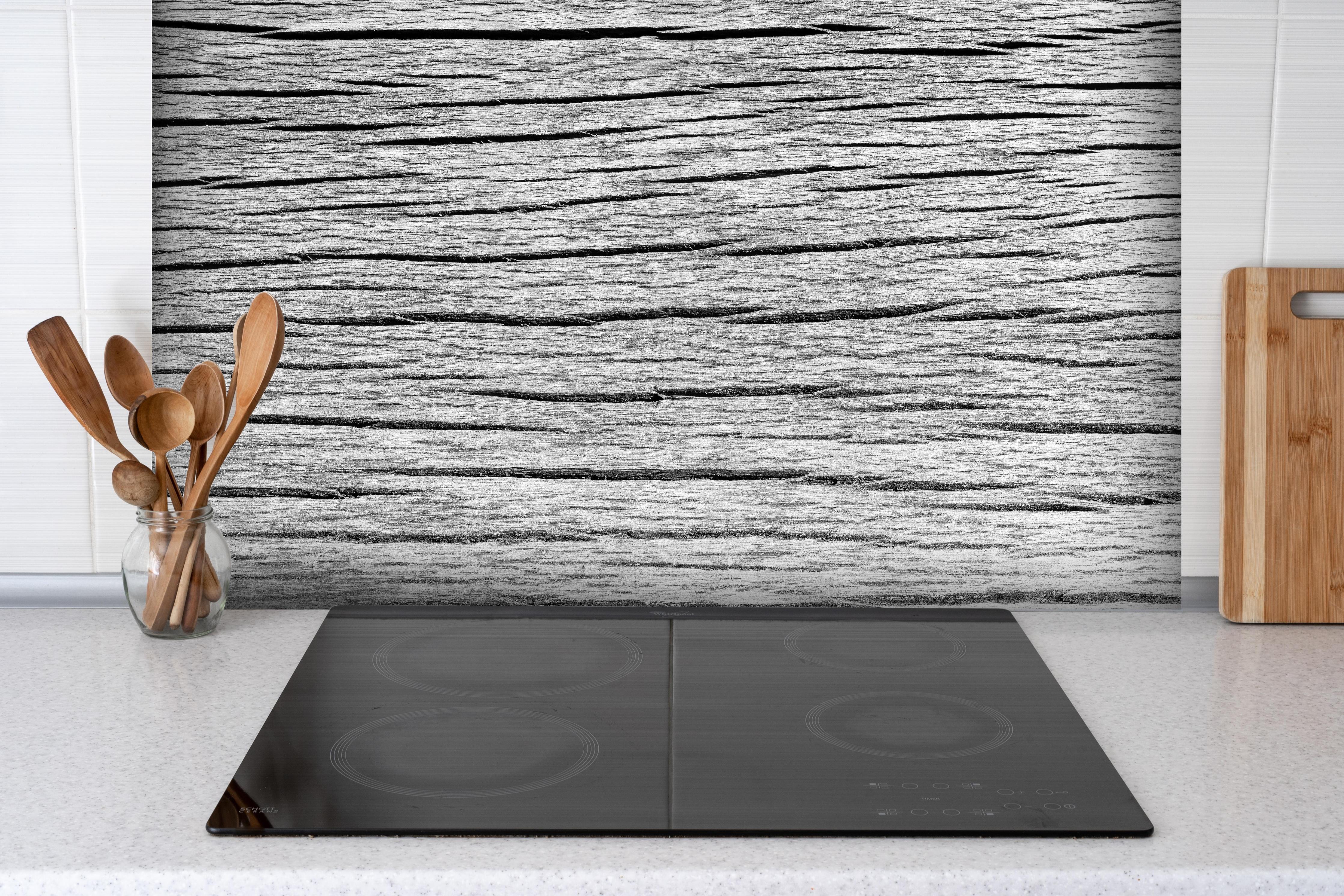 Spritzschutz - Seamless Panorama Weiße Holzstruktur hinter einem Cerankochfeld zwischen Holz-Kochutensilien