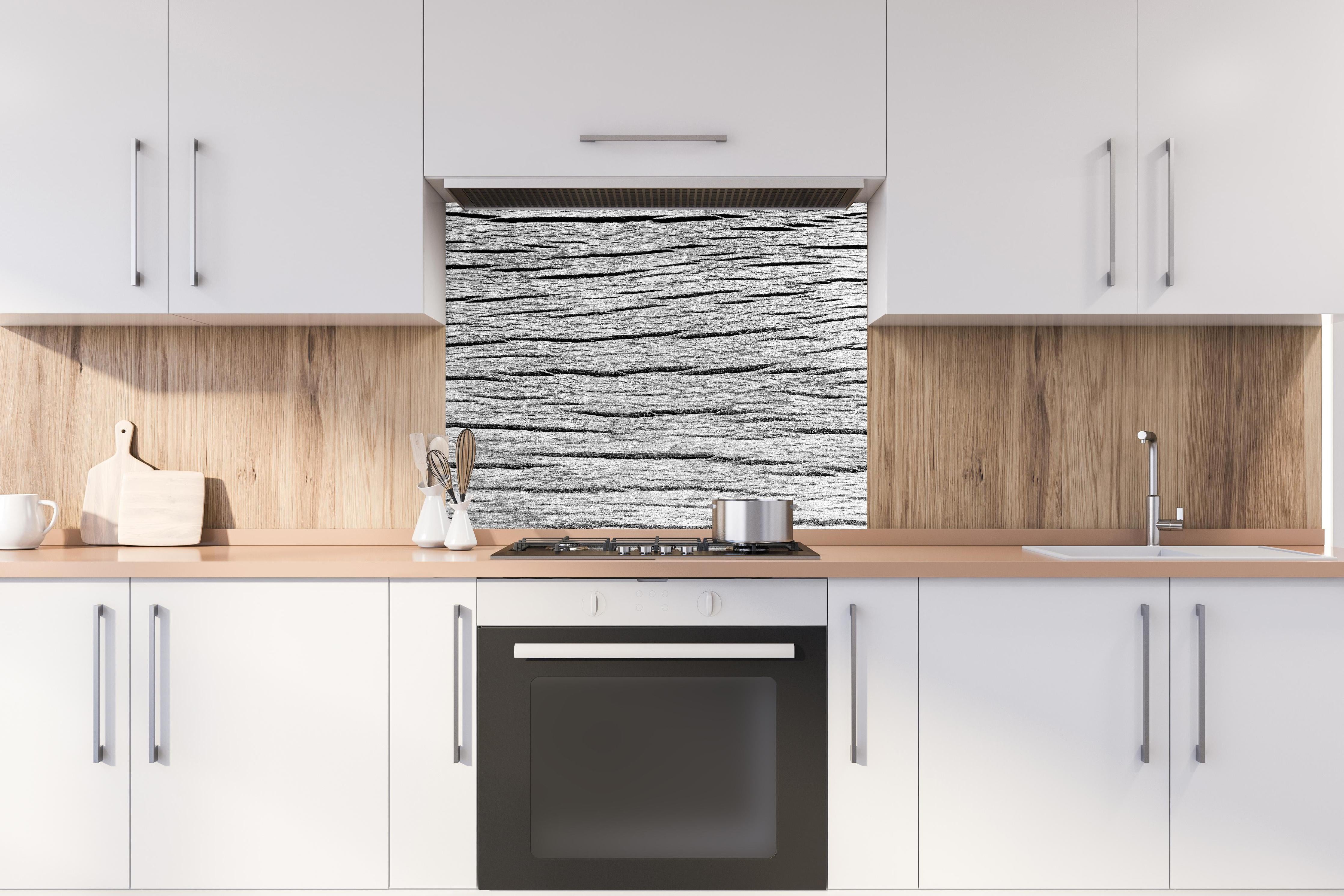 Spritzschutz - Seamless Panorama Weiße Holzstruktur hinter einem Cerankochfeld zwischen Holz-Kochutensilien