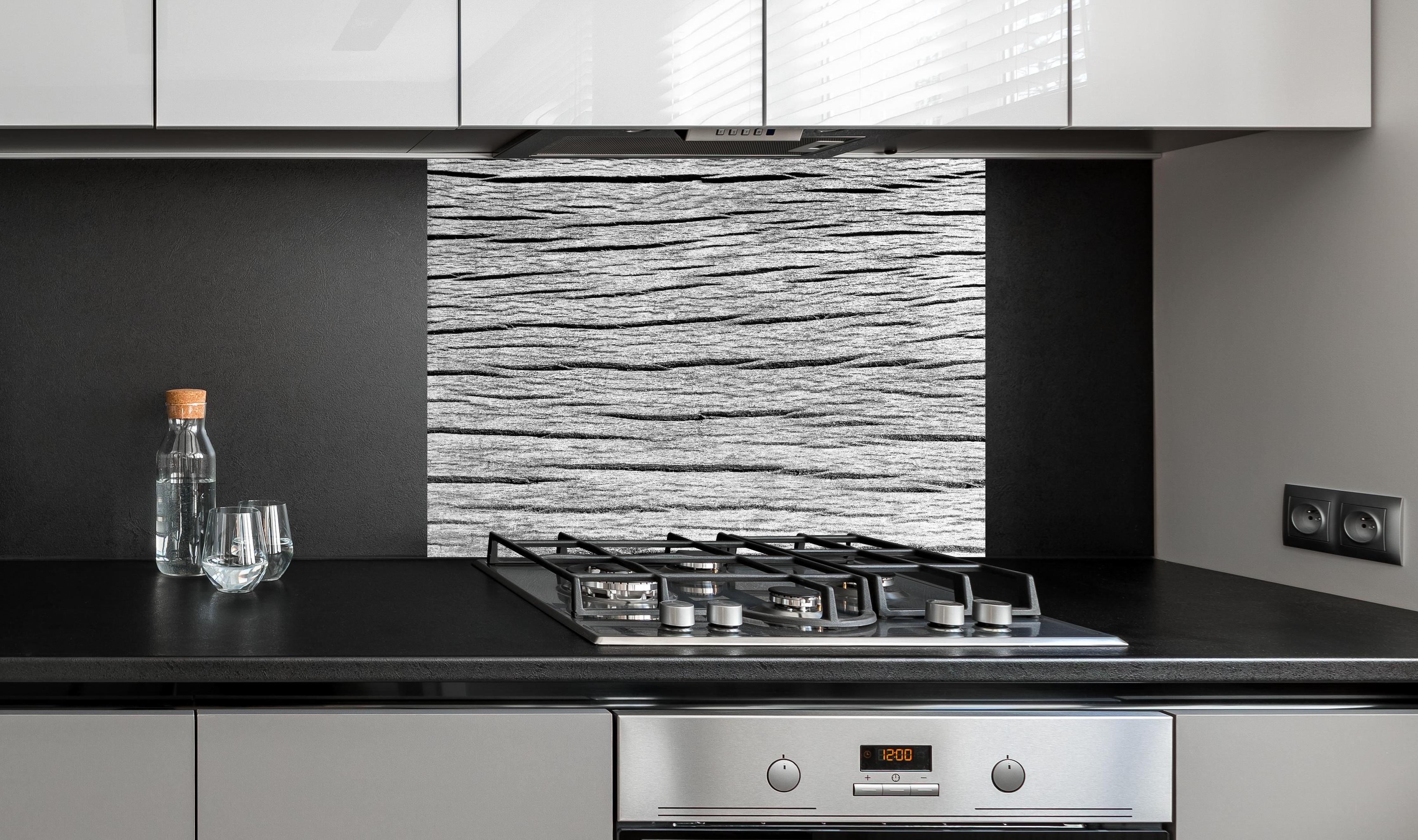 Spritzschutz - Seamless Panorama Weiße Holzstruktur hinter einem Cerankochfeld zwischen Holz-Kochutensilien