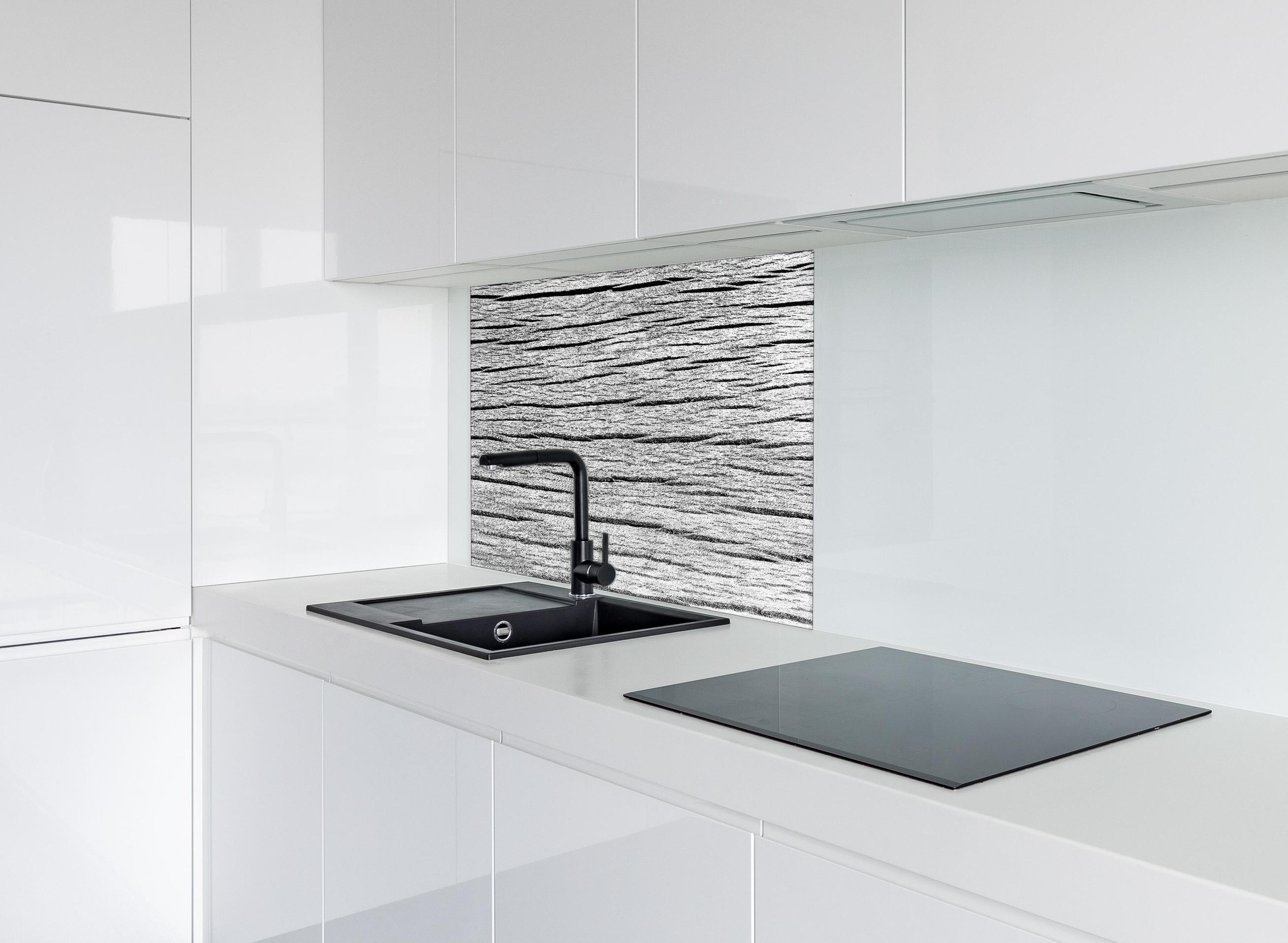 Spritzschutz - Seamless Panorama Weiße Holzstruktur hinter einem Cerankochfeld zwischen Holz-Kochutensilien