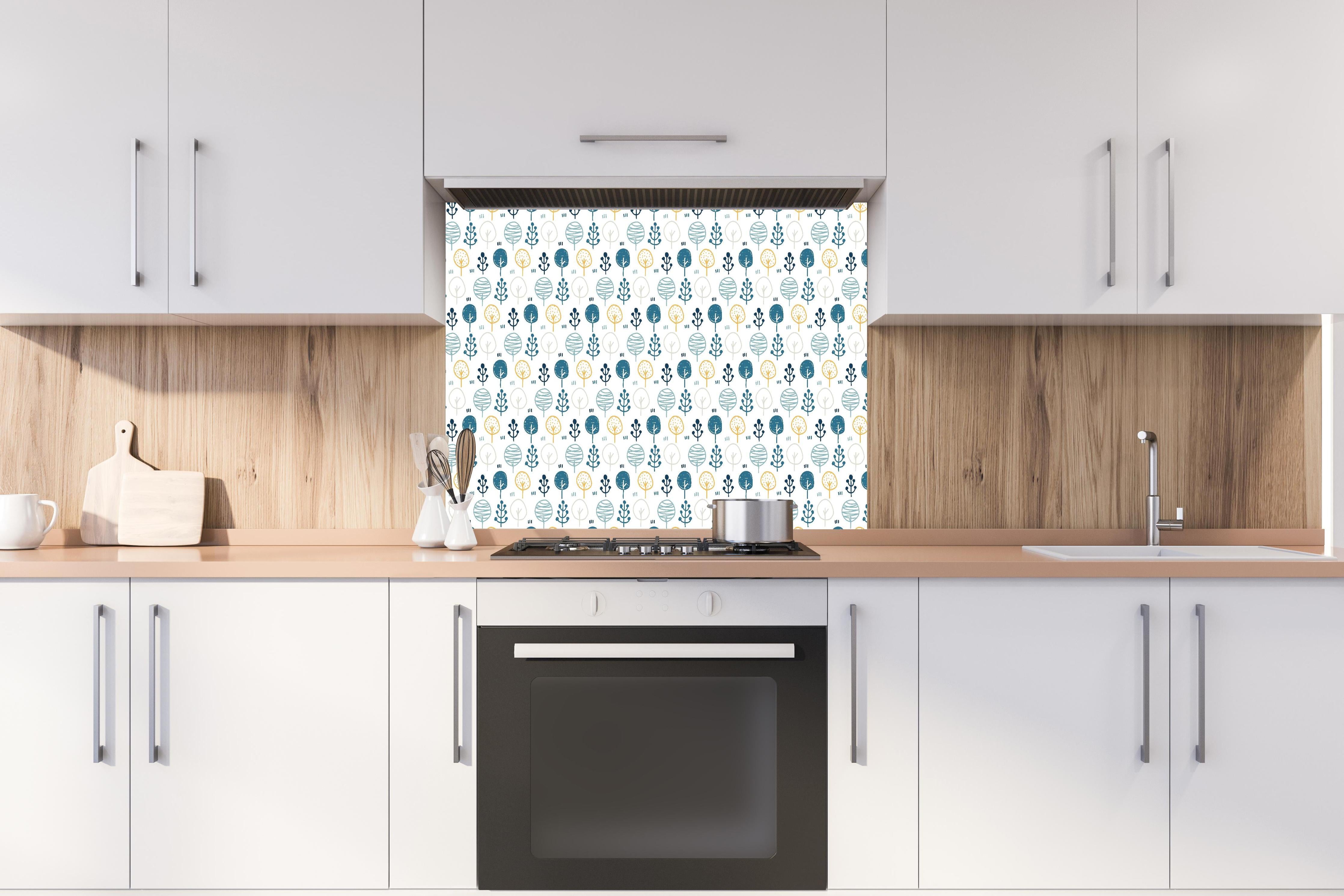 Spritzschutz - Seamless Scandinavian Abstract Pattern Design hinter einem Cerankochfeld zwischen Holz-Kochutensilien