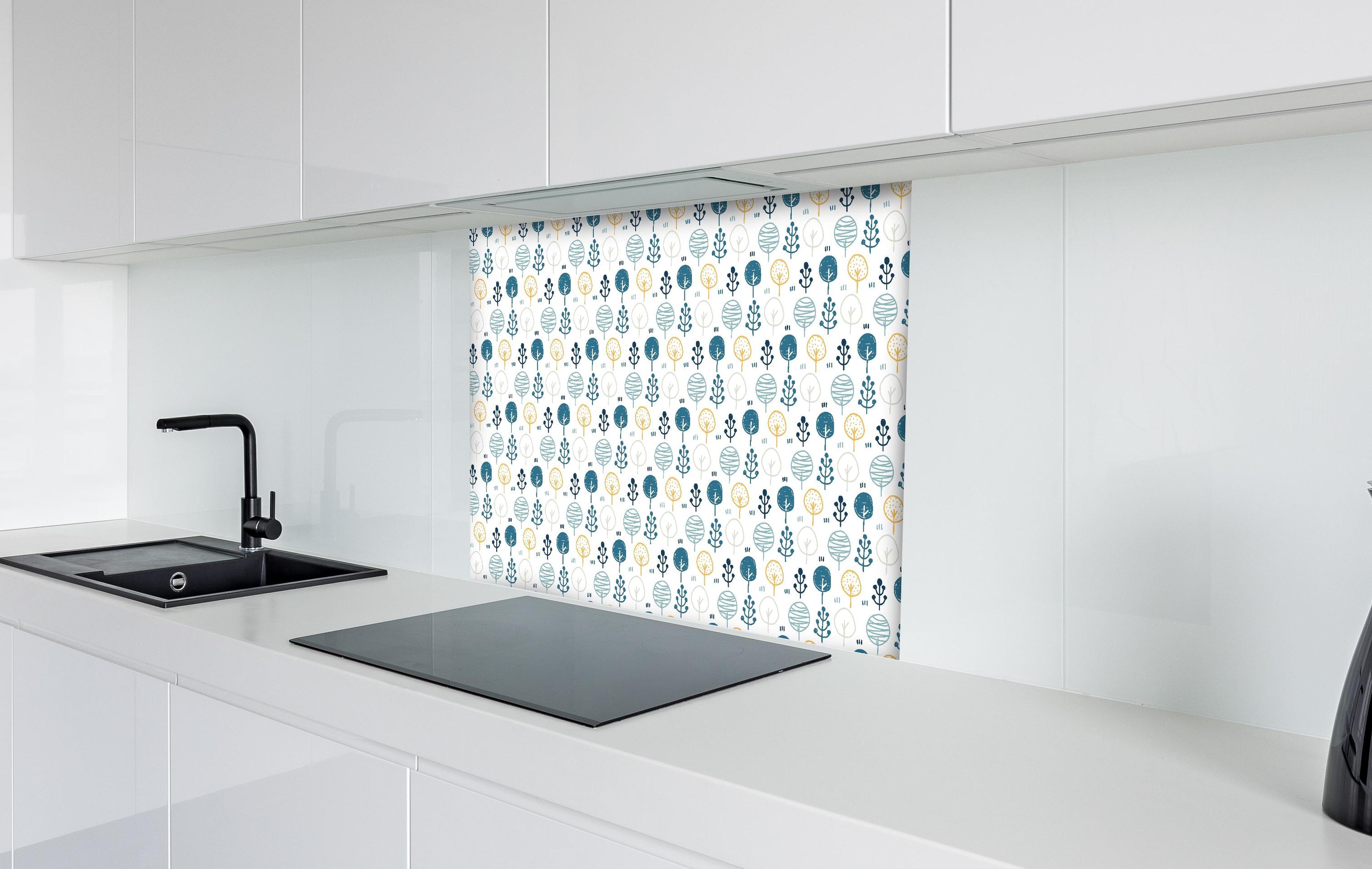 Spritzschutz - Seamless Scandinavian Abstract Pattern Design hinter einem Cerankochfeld zwischen Holz-Kochutensilien