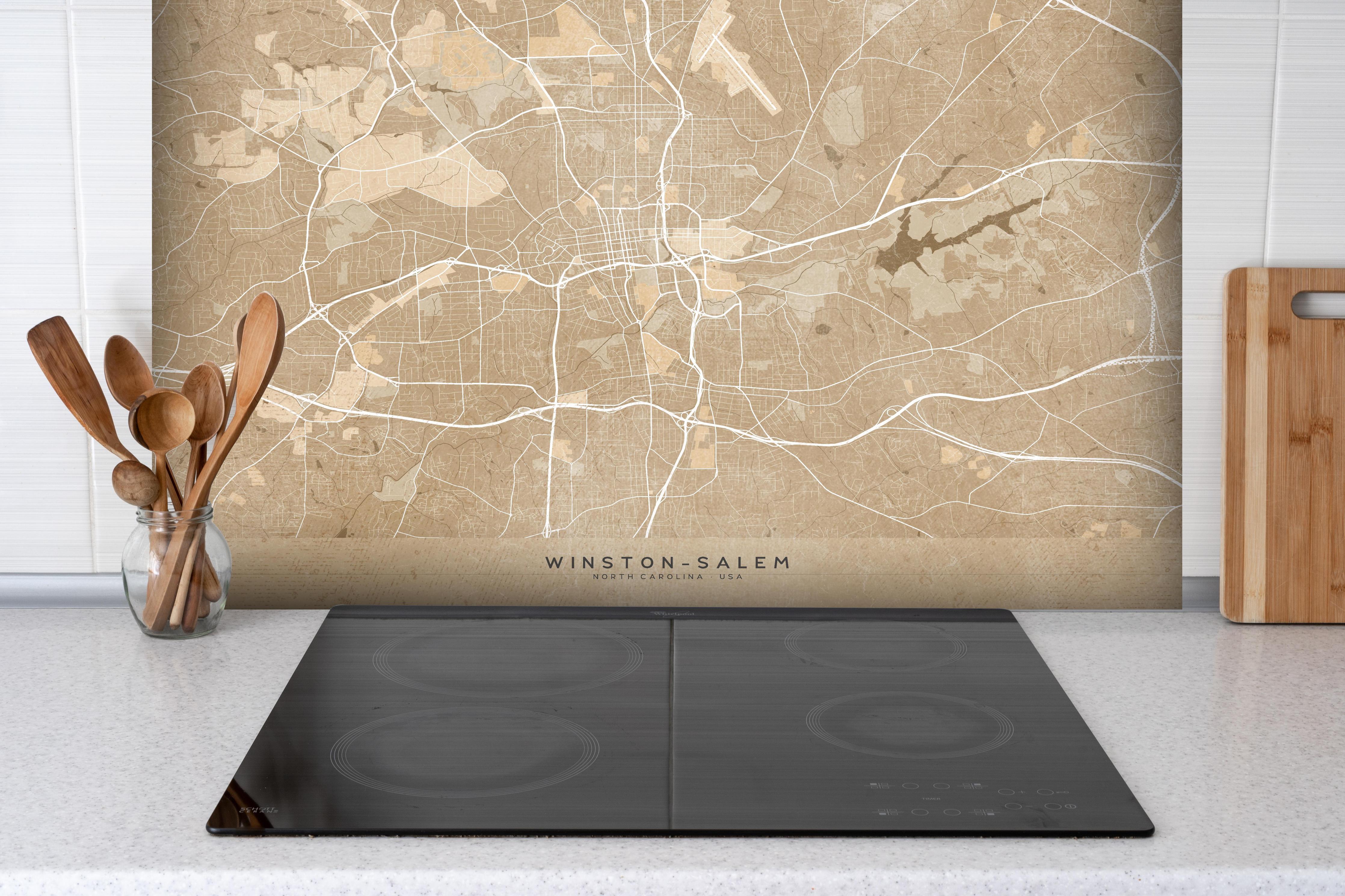 Spritzschutz - Sepia-Ton Vintage-Stil Karte Winston-Salem hinter einem Cerankochfeld zwischen Holz-Kochutensilien