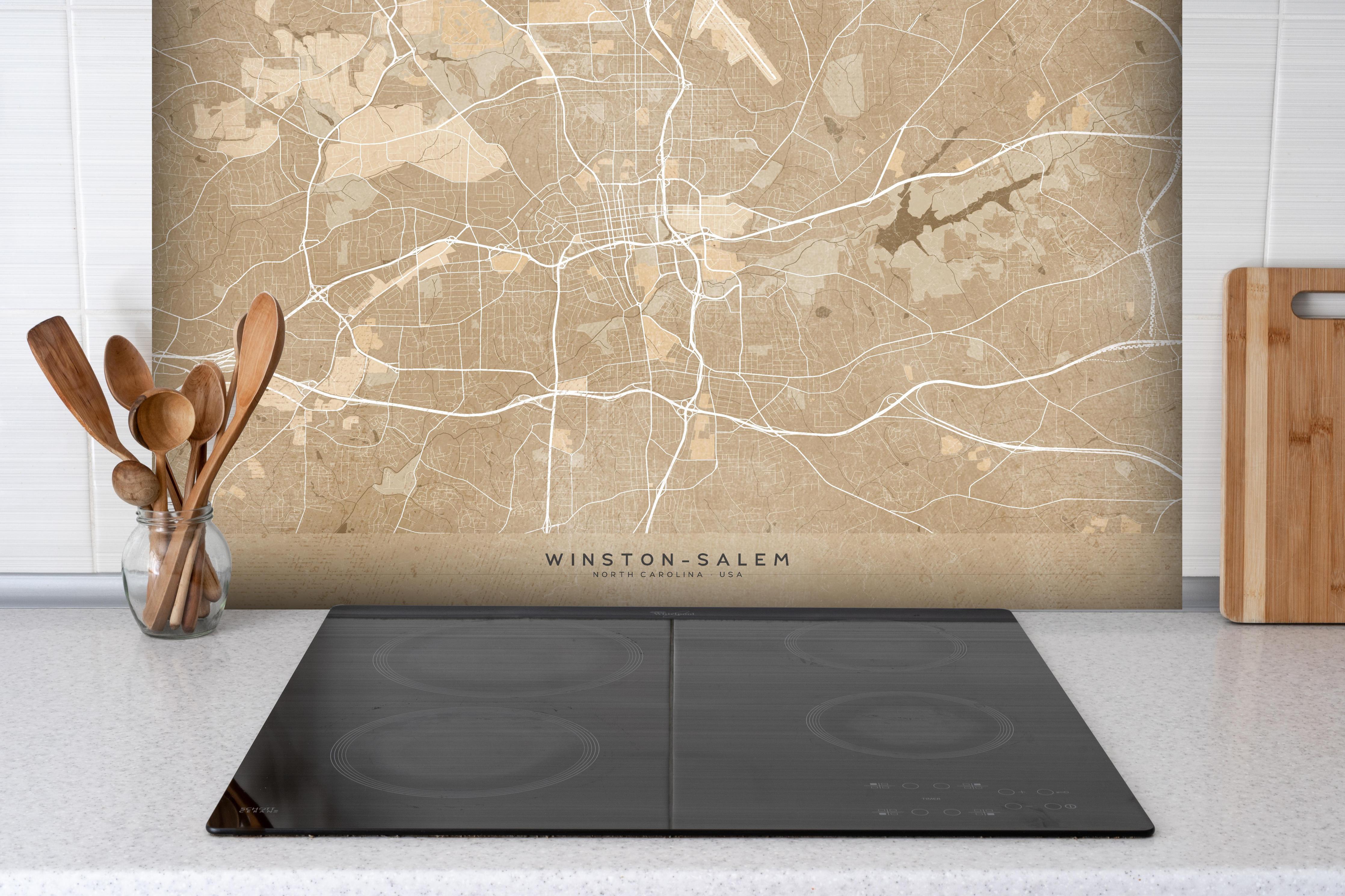 Spritzschutz - Sepia-Ton Vintage-Stil Karte von Winston-Salem hinter einem Cerankochfeld zwischen Holz-Kochutensilien