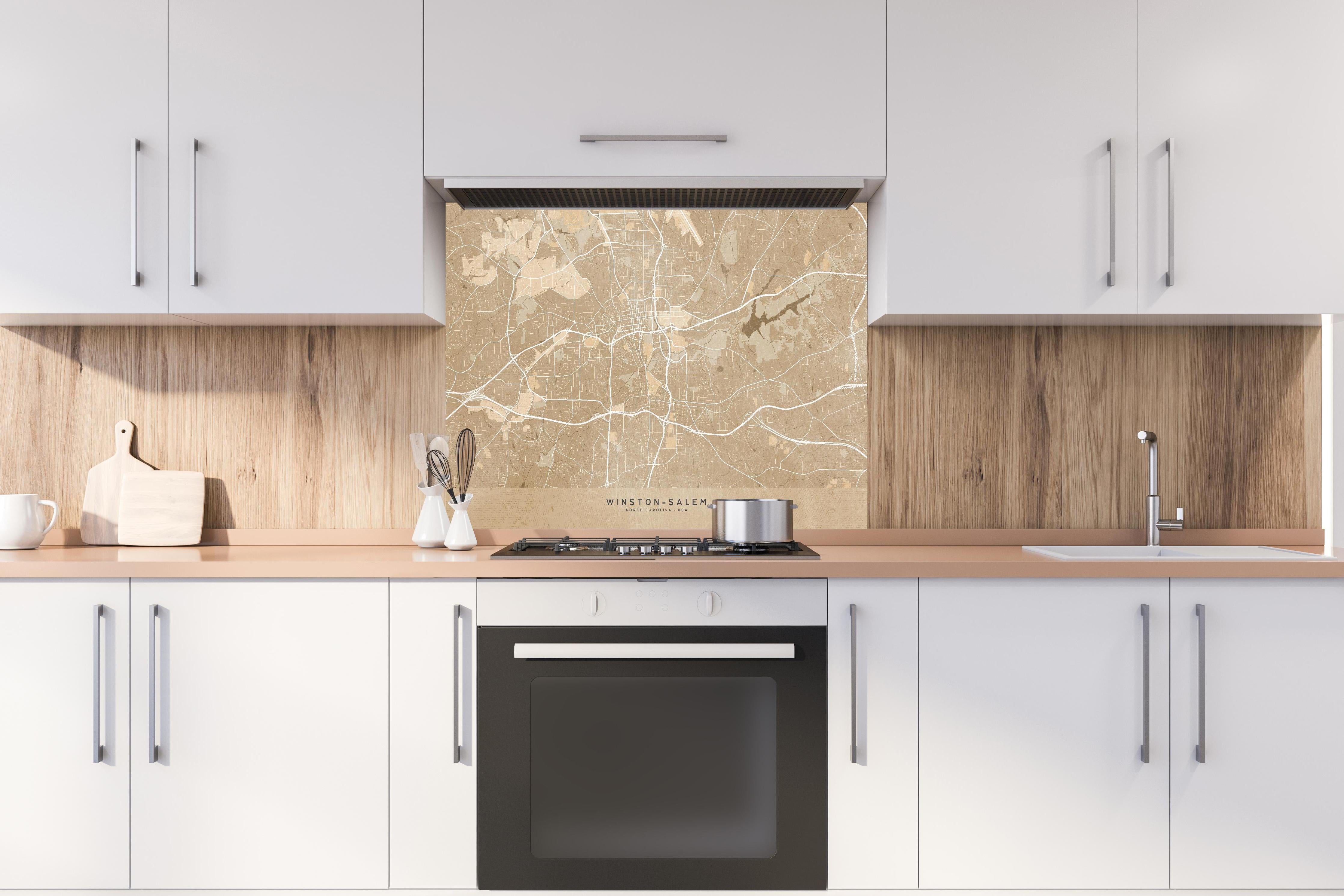 Spritzschutz - Sepia-Ton Vintage-Stil Karte von Winston-Salem hinter einem Cerankochfeld zwischen Holz-Kochutensilien