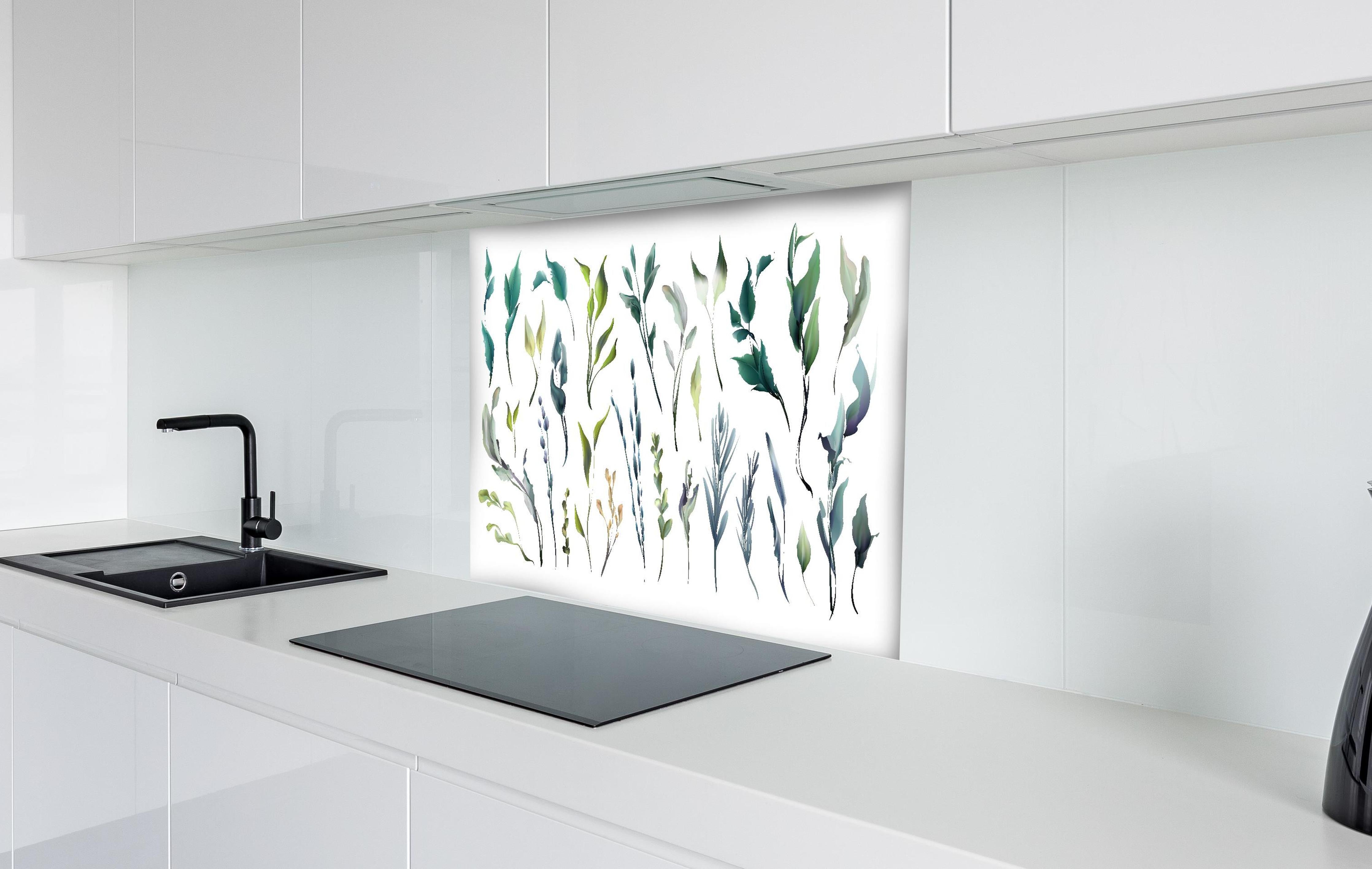 Spritzschutz - Set aus Aquarell Pflanzen Silhouetten hinter einem Cerankochfeld zwischen Holz-Kochutensilien