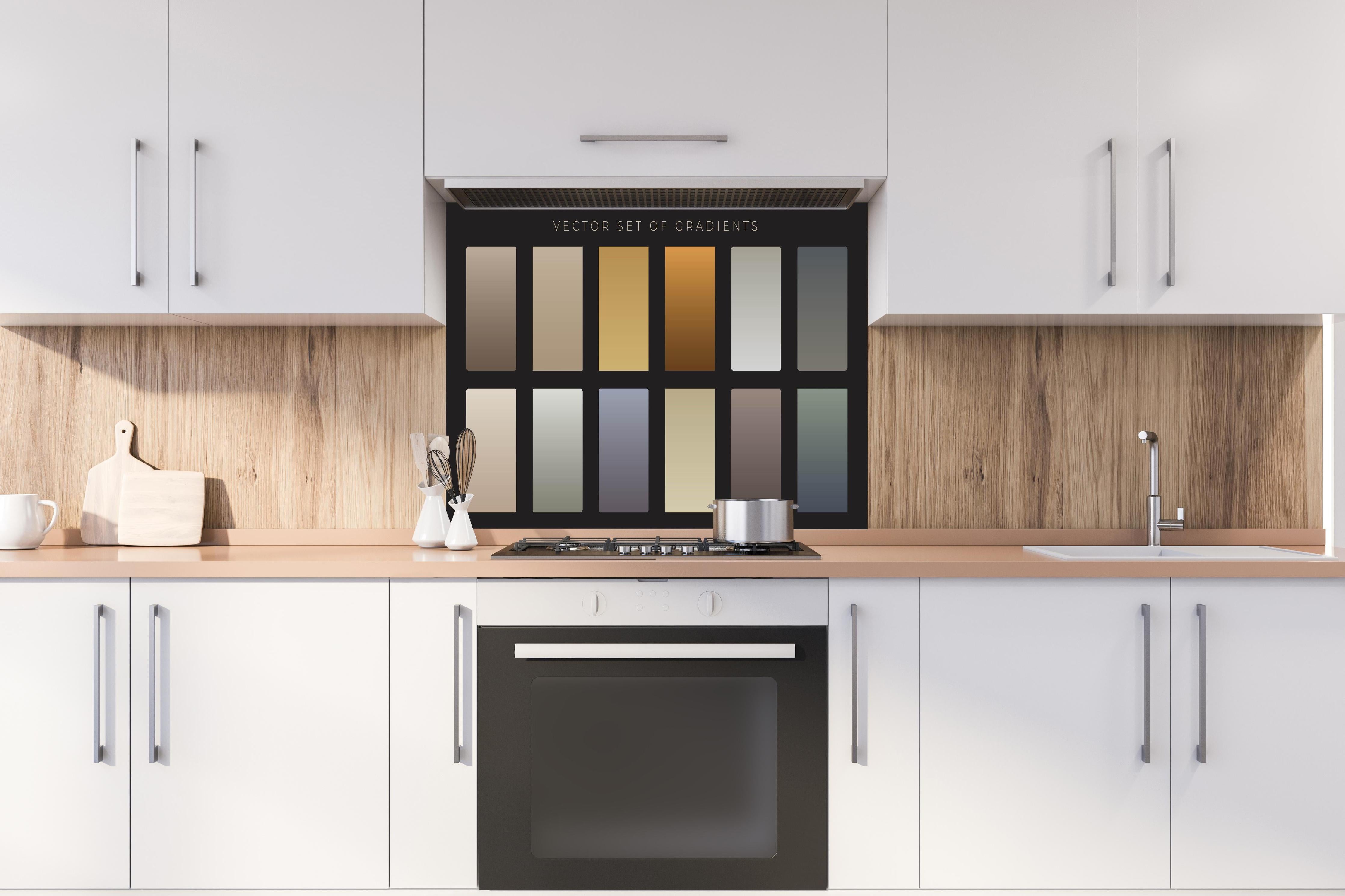 Spritzschutz - Set von sanften Vektor-Farbverläufen hinter einem Cerankochfeld zwischen Holz-Kochutensilien