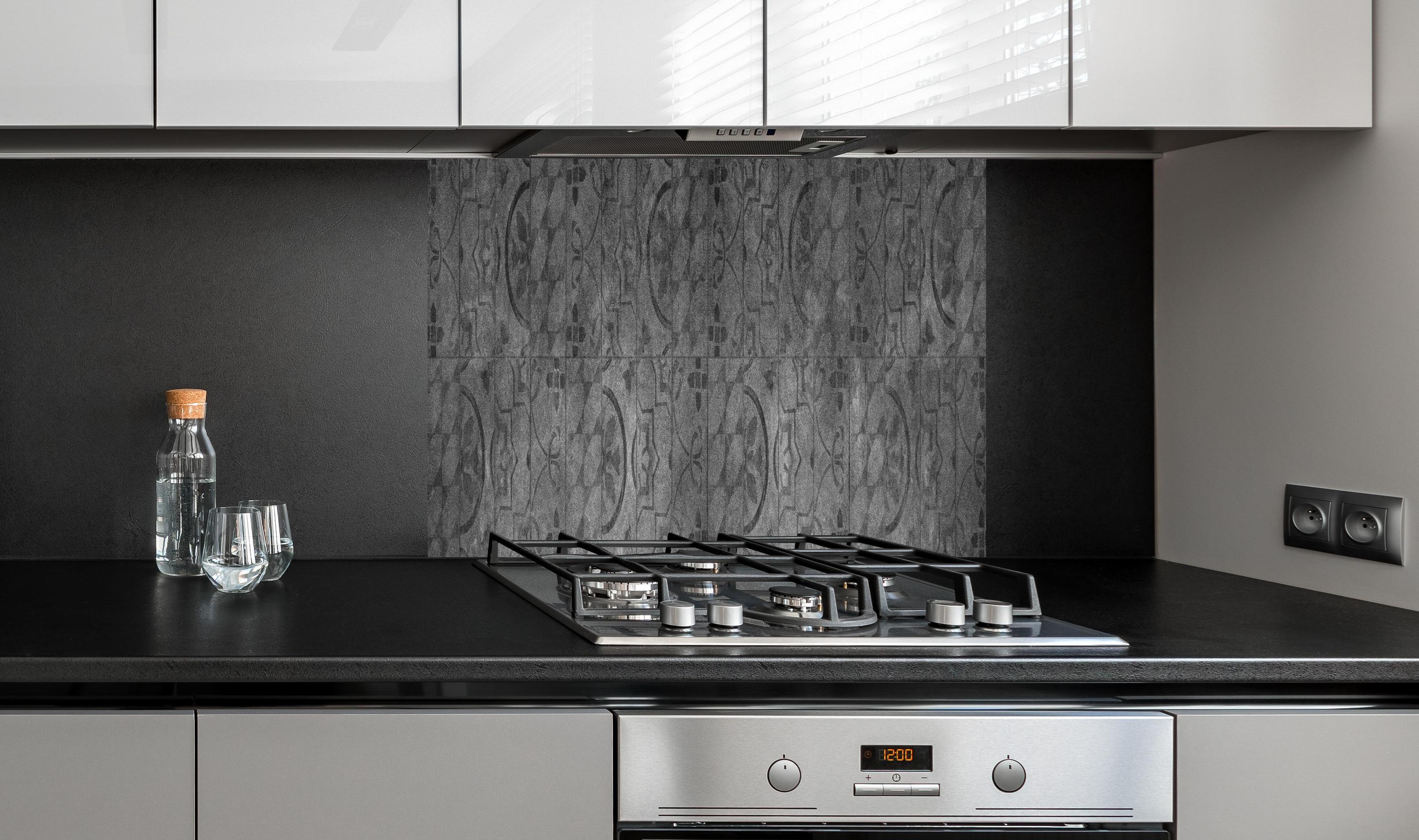 Spritzschutz - Shabby Chic Blumige Betontextur Panorama hinter einem Cerankochfeld zwischen Holz-Kochutensilien