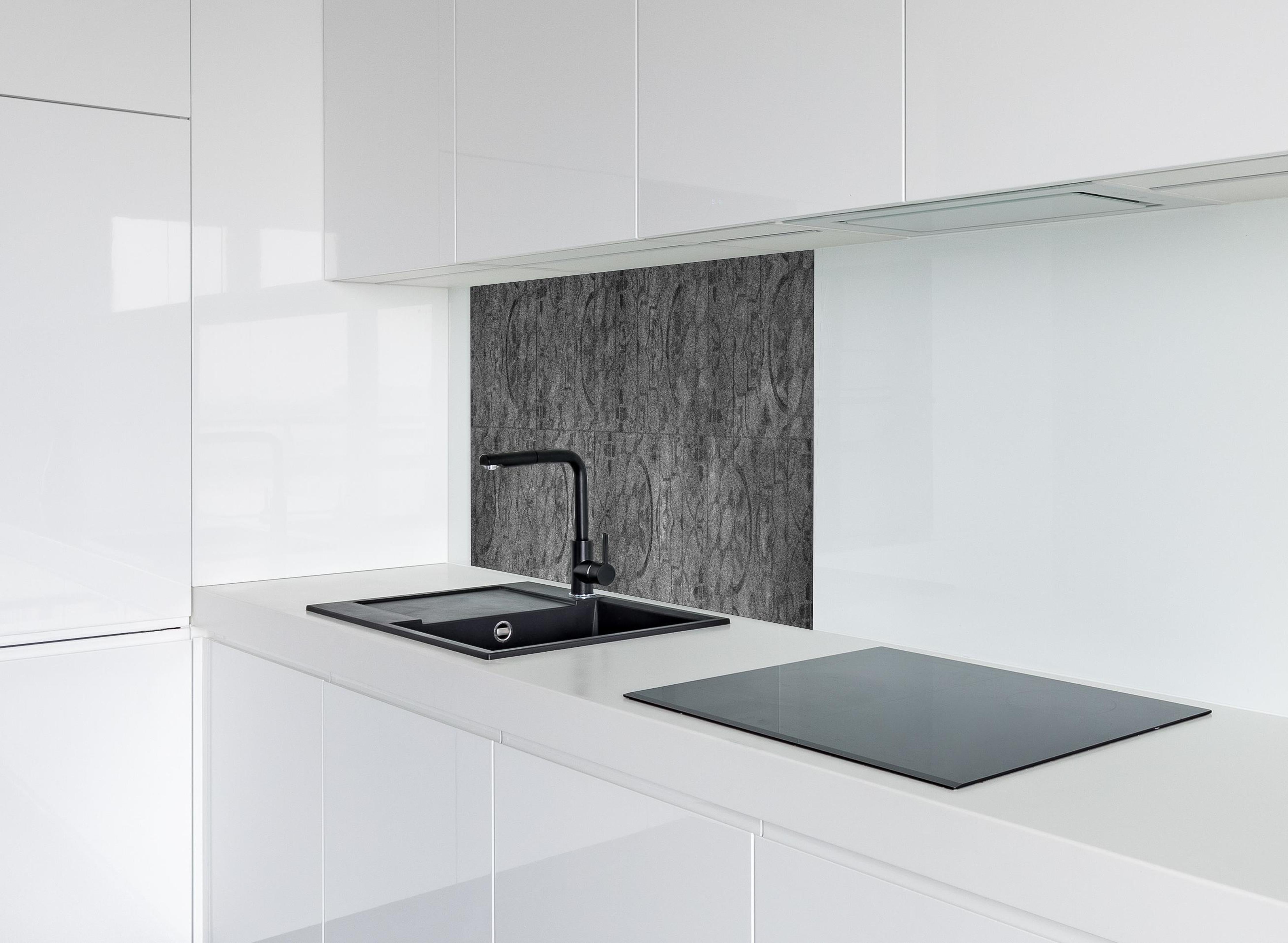 Spritzschutz - Shabby Chic Blumige Betontextur Panorama hinter einem Cerankochfeld zwischen Holz-Kochutensilien