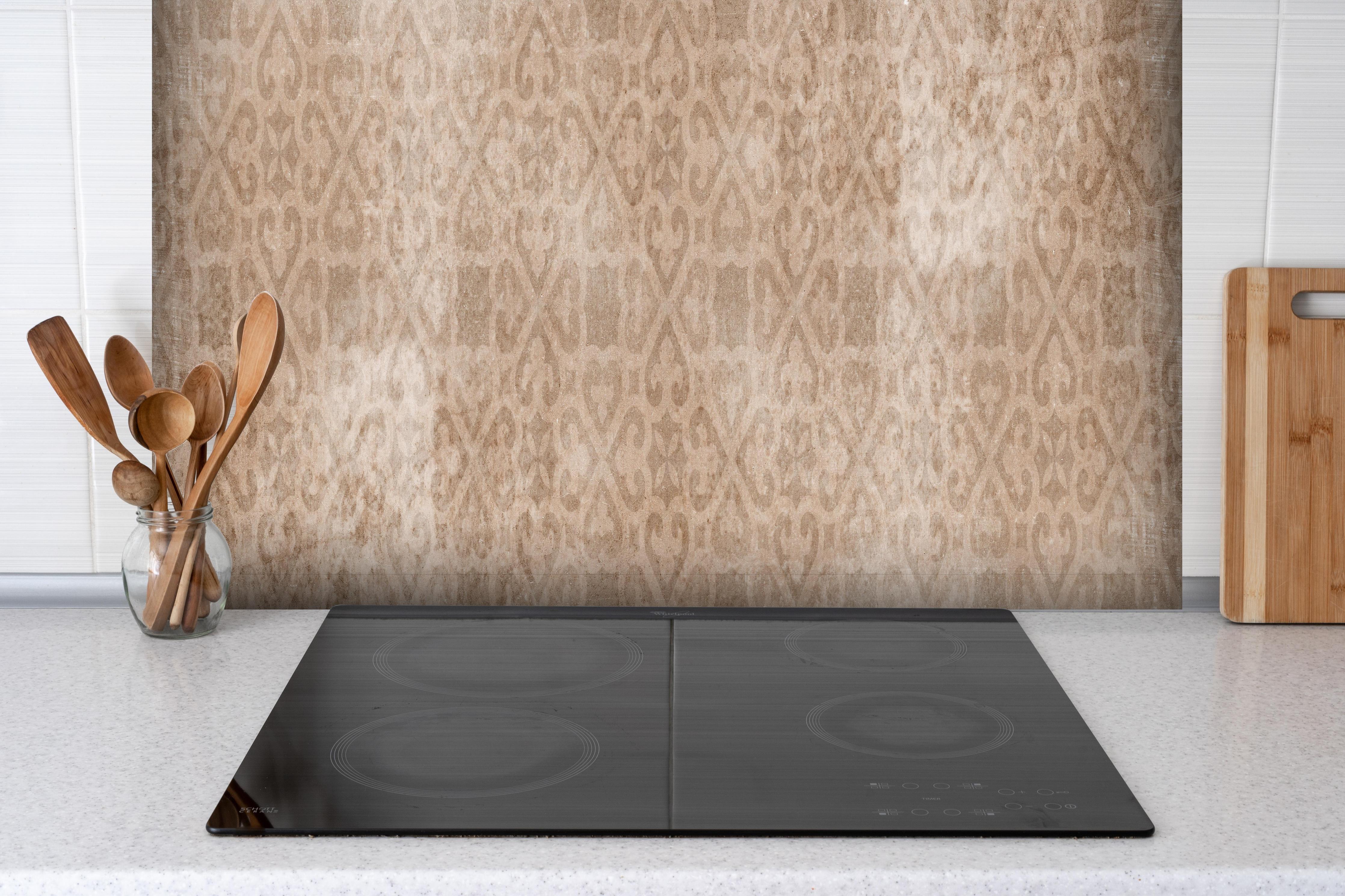 Spritzschutz - Shabby Chic Patchwork Fliesen Wanddekor hinter einem Cerankochfeld zwischen Holz-Kochutensilien