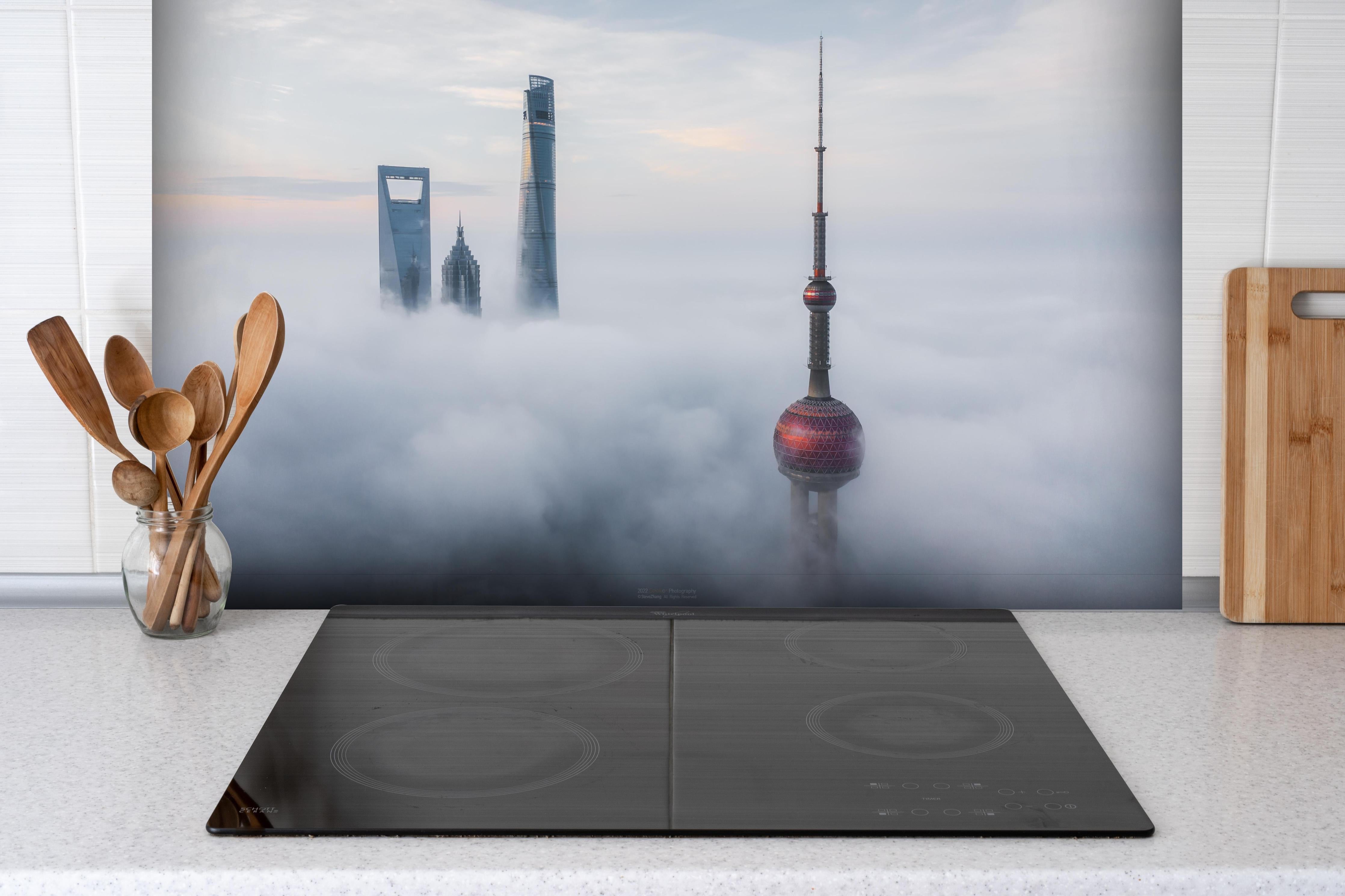 Spritzschutz - Shanghai über den Wolken hinter einem Cerankochfeld zwischen Holz-Kochutensilien
