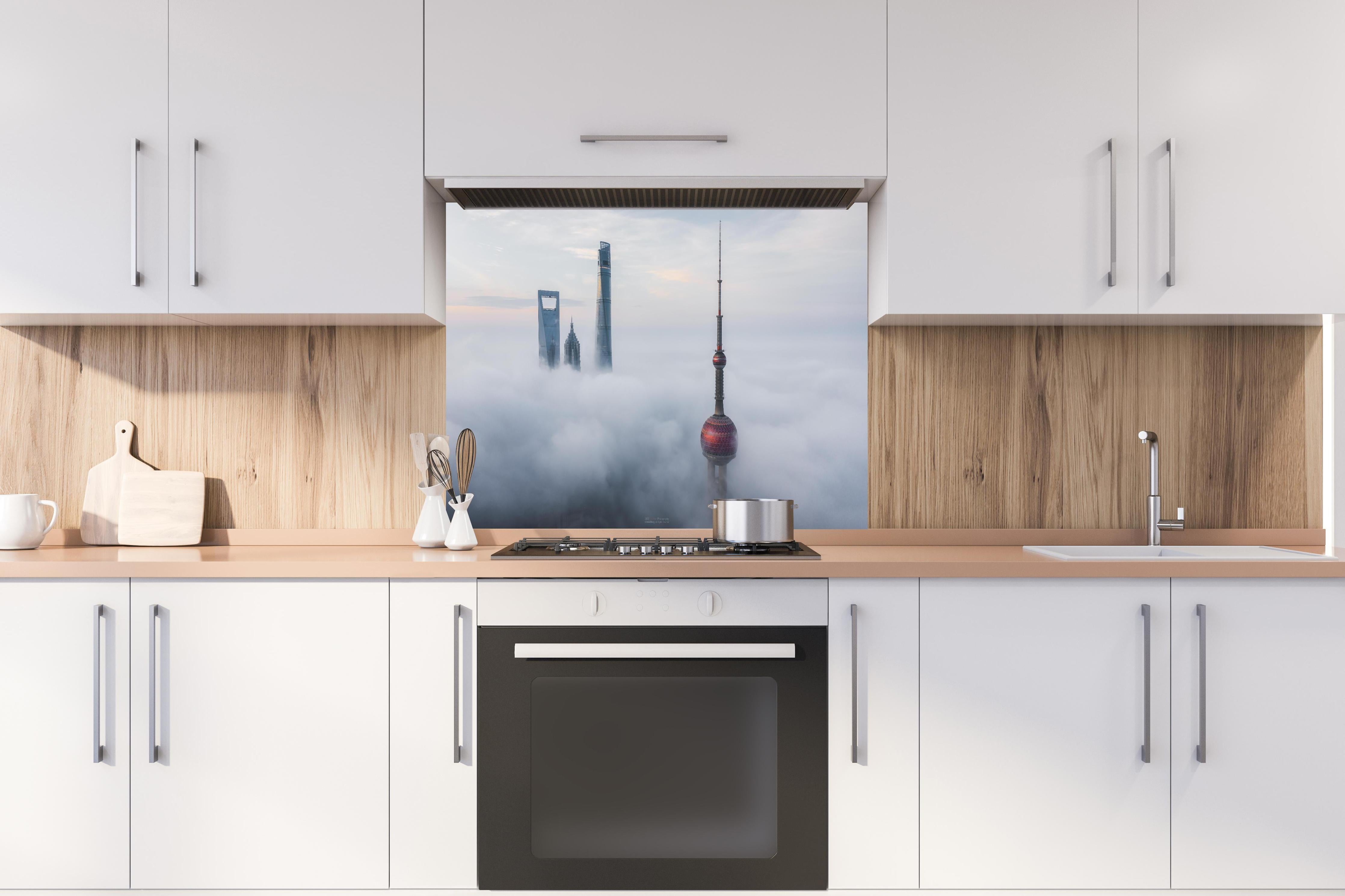 Spritzschutz - Shanghai über den Wolken hinter einem Cerankochfeld zwischen Holz-Kochutensilien
