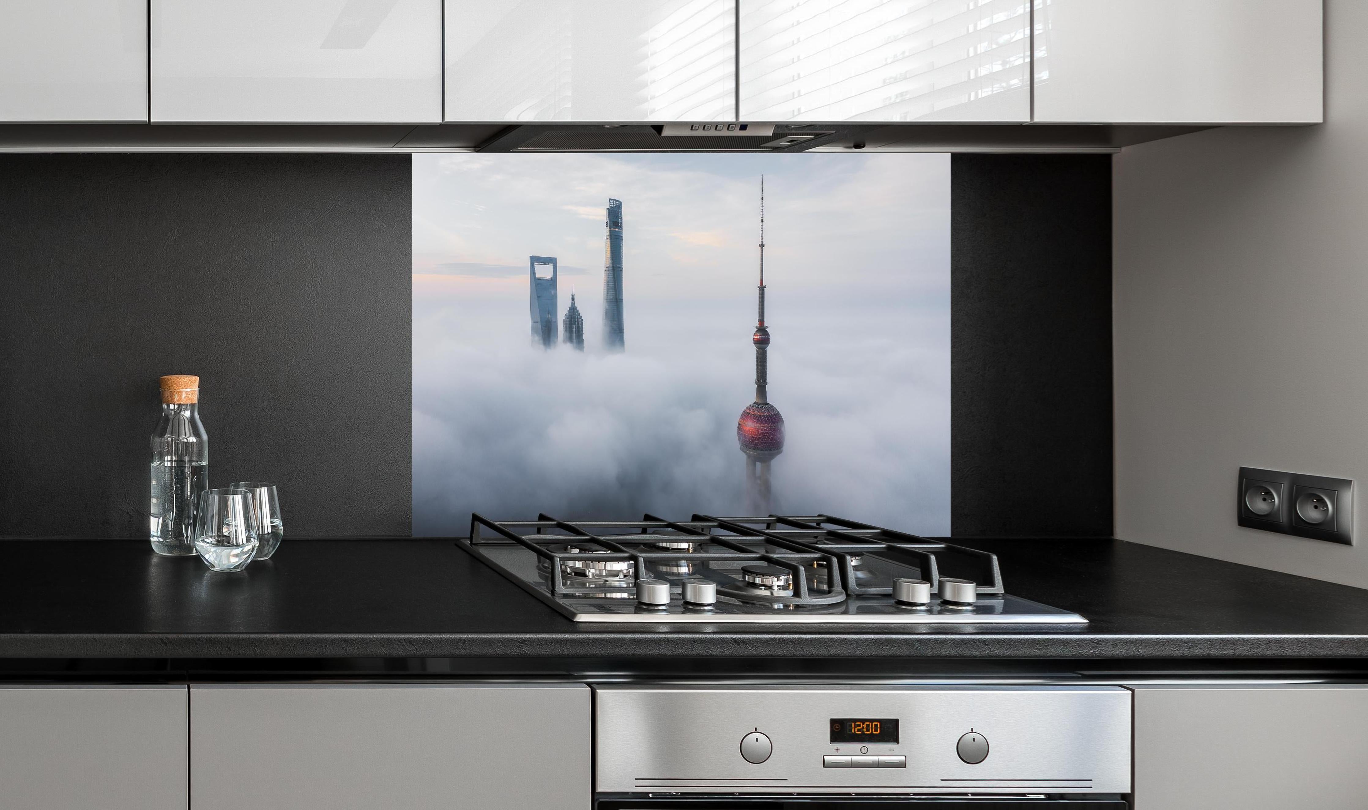 Spritzschutz - Shanghai über den Wolken hinter einem Cerankochfeld zwischen Holz-Kochutensilien