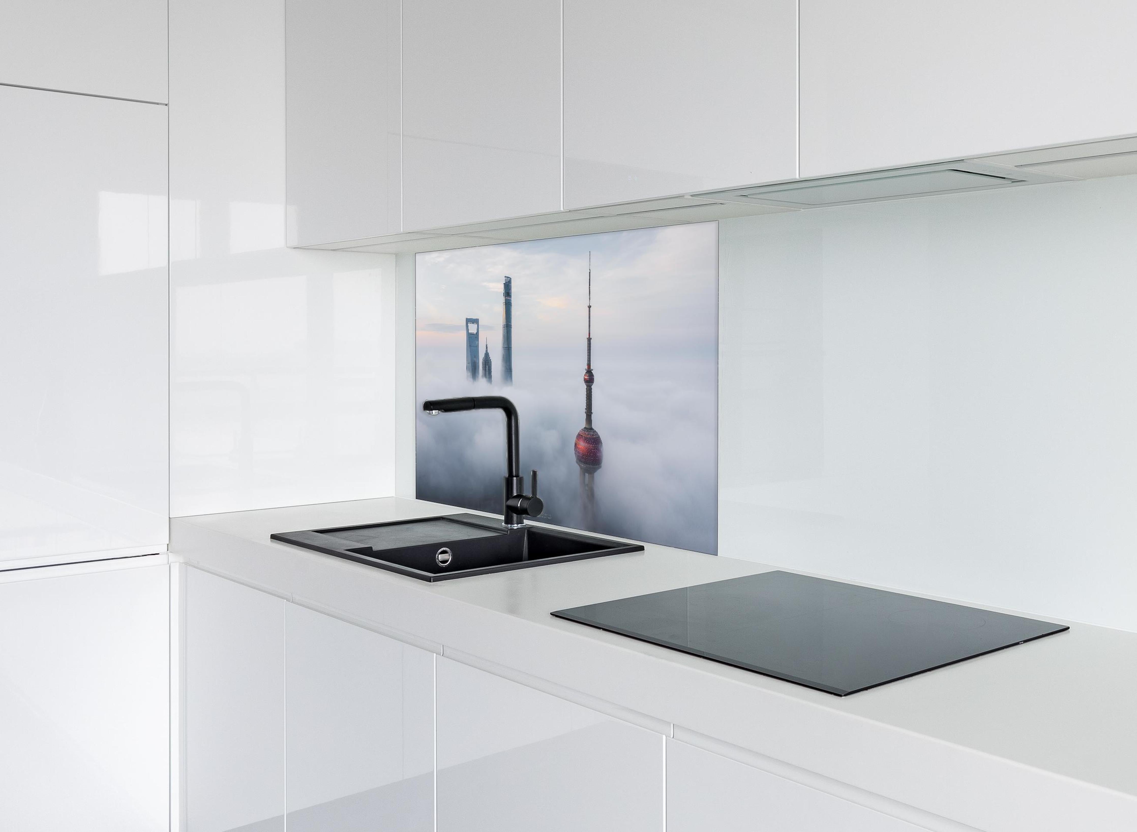 Spritzschutz - Shanghai über den Wolken hinter einem Cerankochfeld zwischen Holz-Kochutensilien