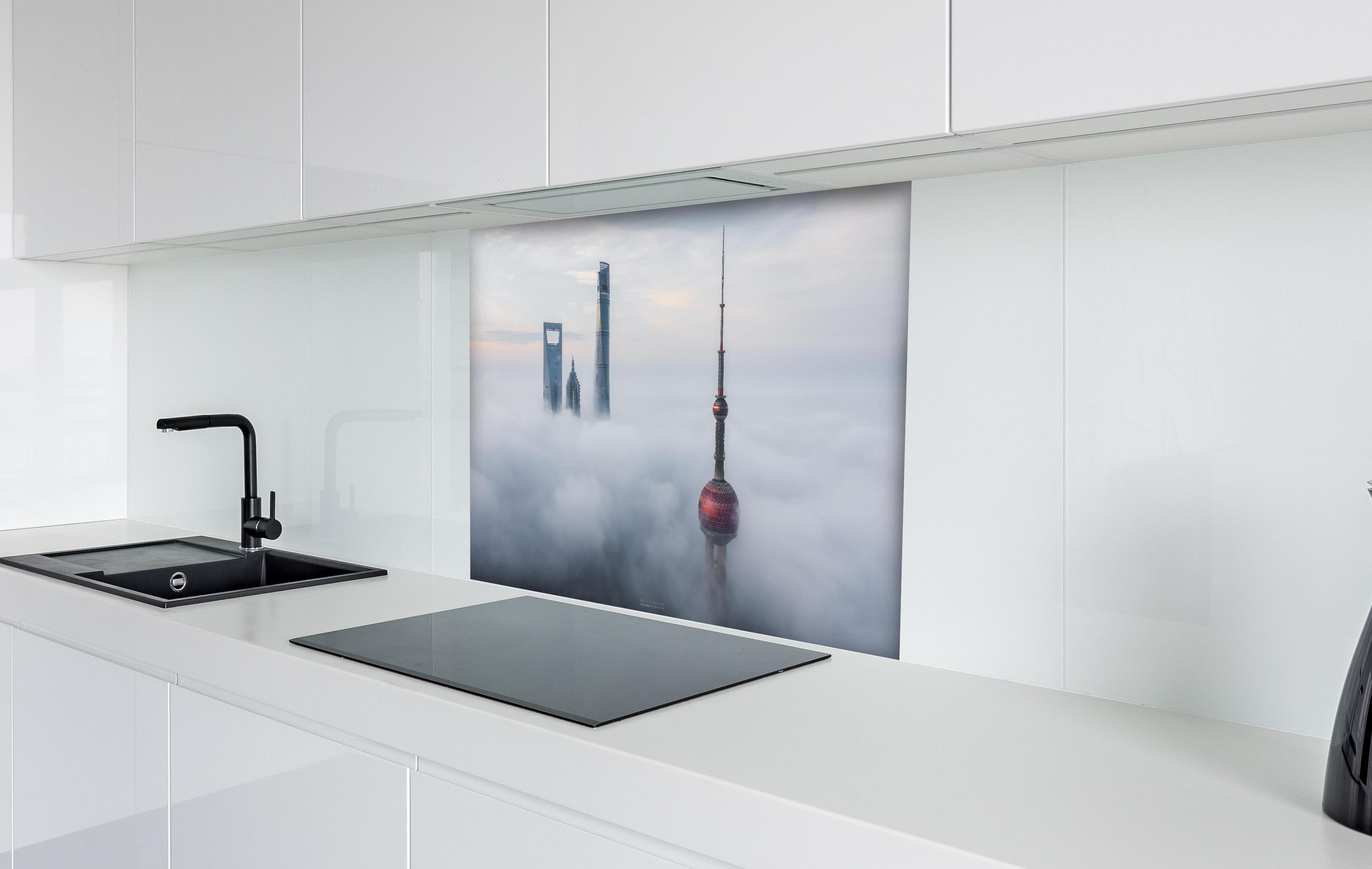 Spritzschutz - Shanghai über den Wolken hinter einem Cerankochfeld zwischen Holz-Kochutensilien
