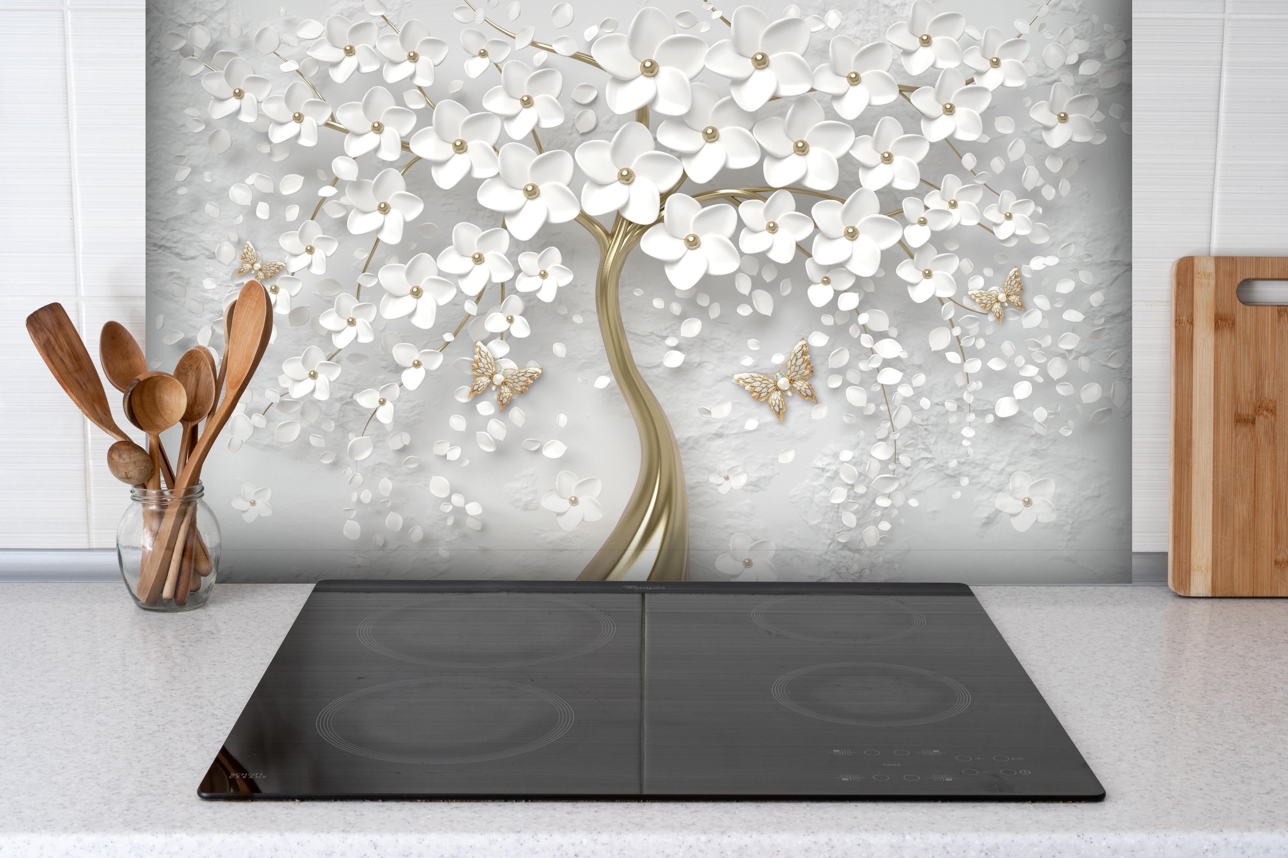 Spritzschutz - Silberner Baum - Floral hinter einem Cerankochfeld zwischen Holz-Kochutensilien
