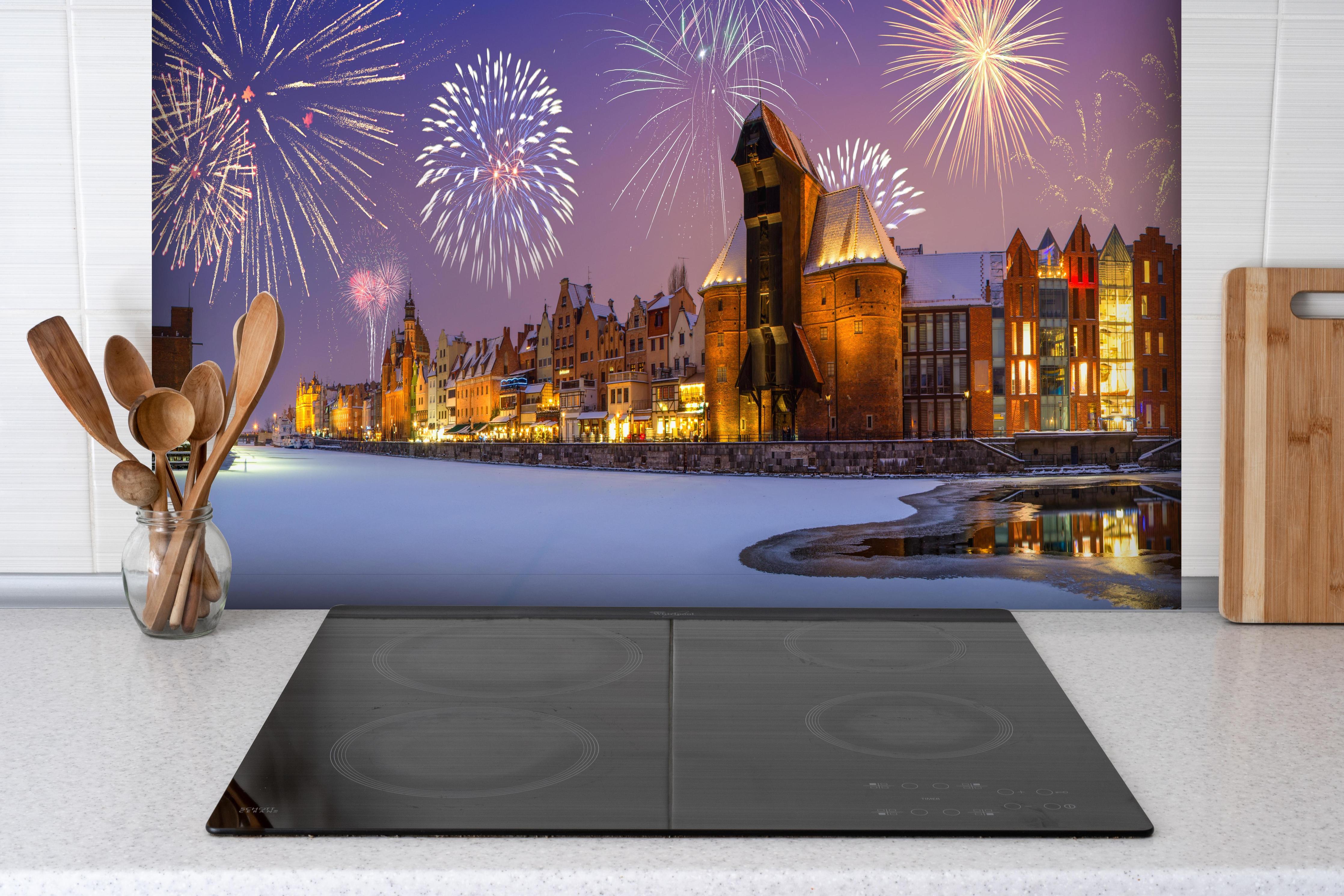 Spritzschutz - Silvester Feuerwerk Gdansk Winternacht hinter einem Cerankochfeld zwischen Holz-Kochutensilien