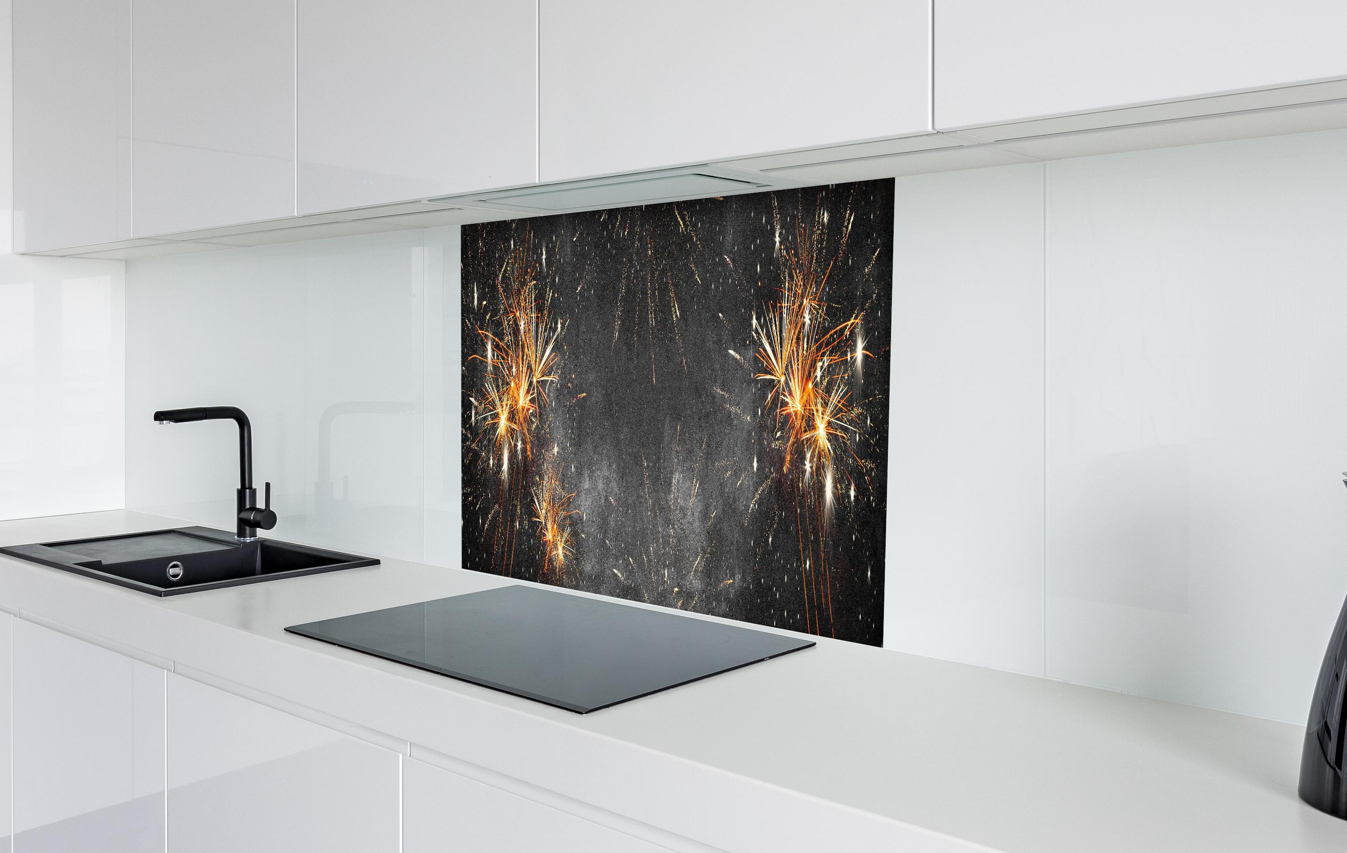 Spritzschutz - Silvesterparty Feuerwerk auf Grauschwarz hinter einem Cerankochfeld zwischen Holz-Kochutensilien