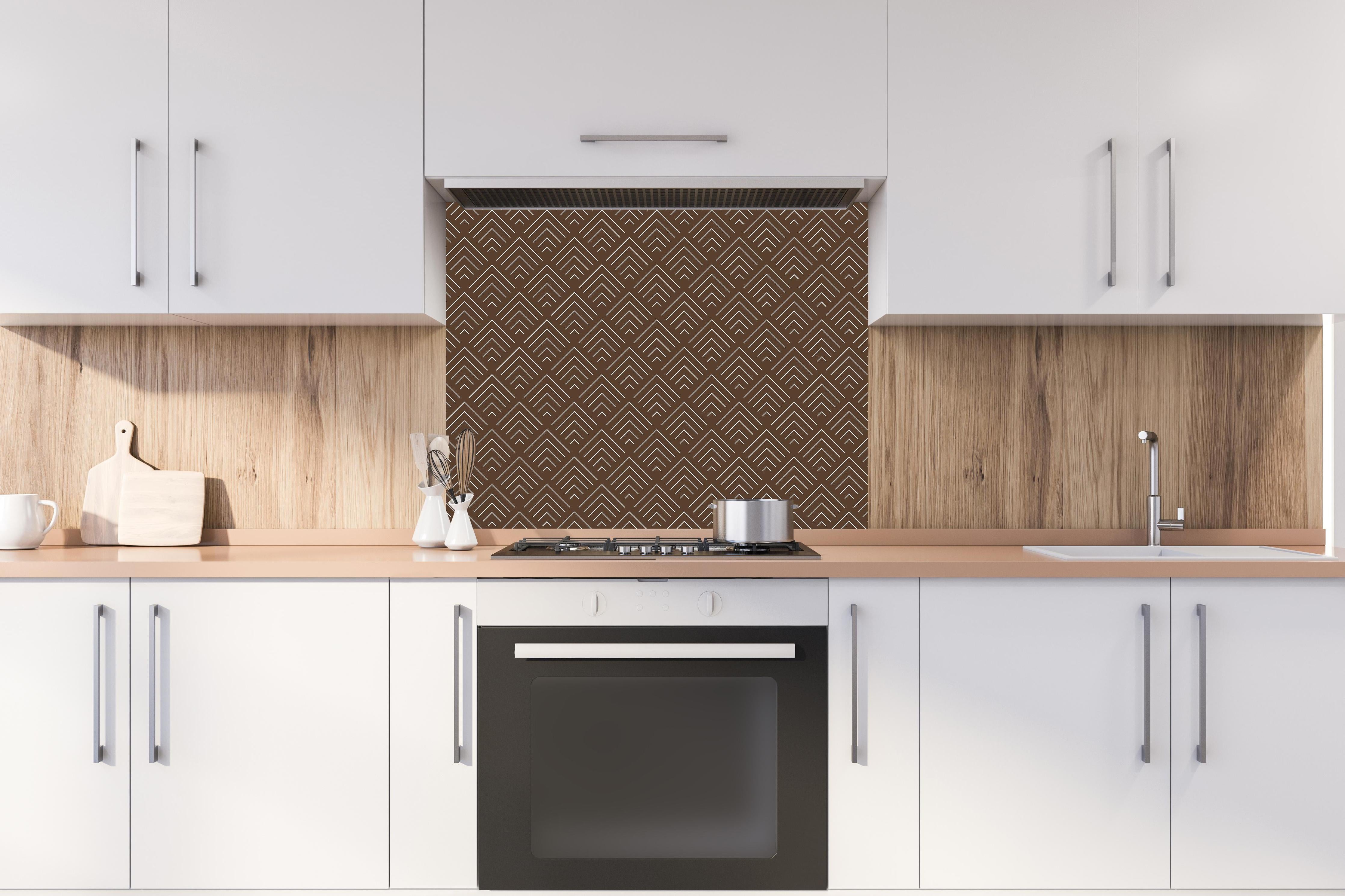 Spritzschutz - Simmetria Incanto Caffè hinter einem Cerankochfeld zwischen Holz-Kochutensilien