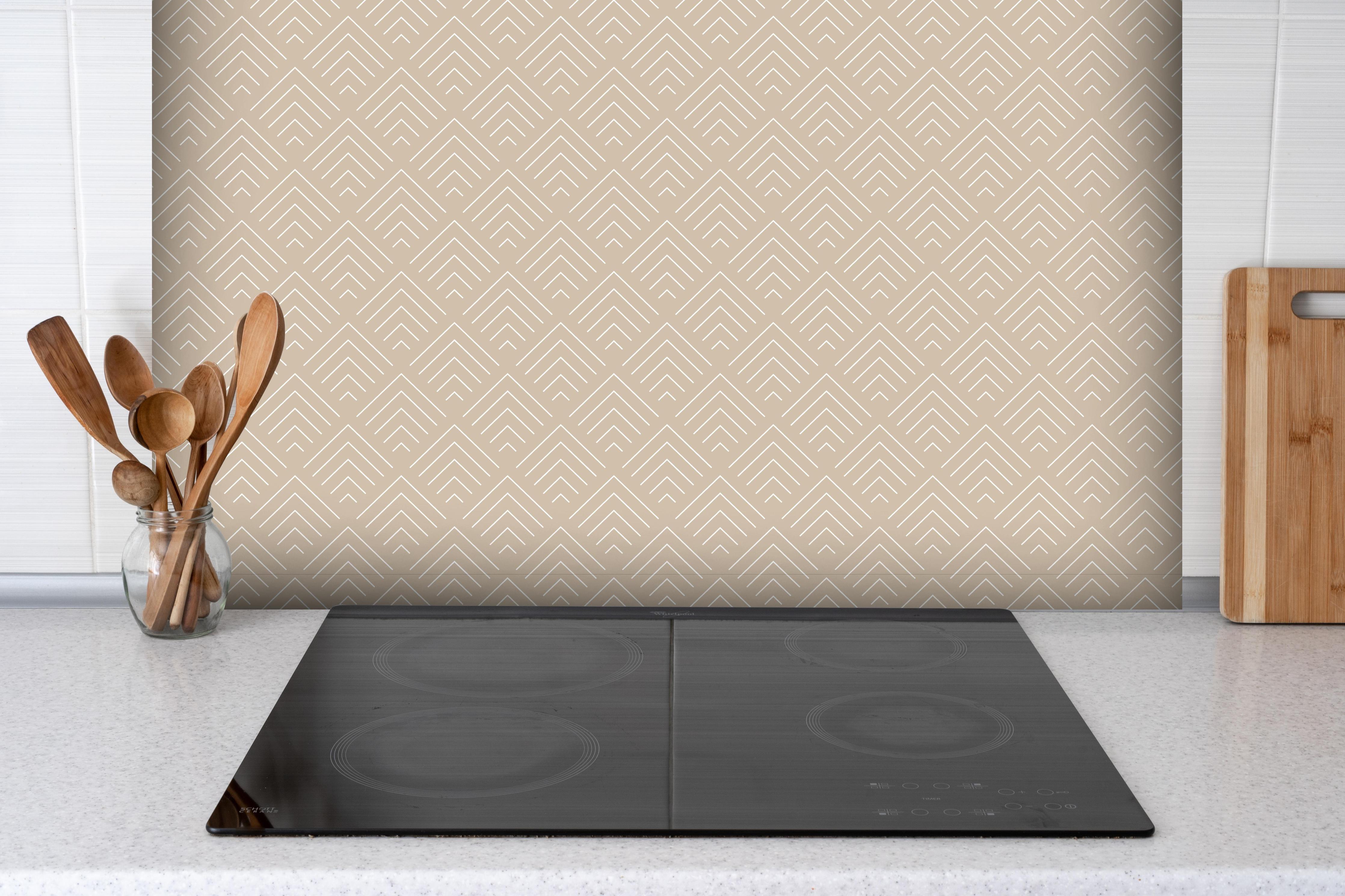 Spritzschutz - Simmetria Incanto Cappuccino hinter einem Cerankochfeld zwischen Holz-Kochutensilien