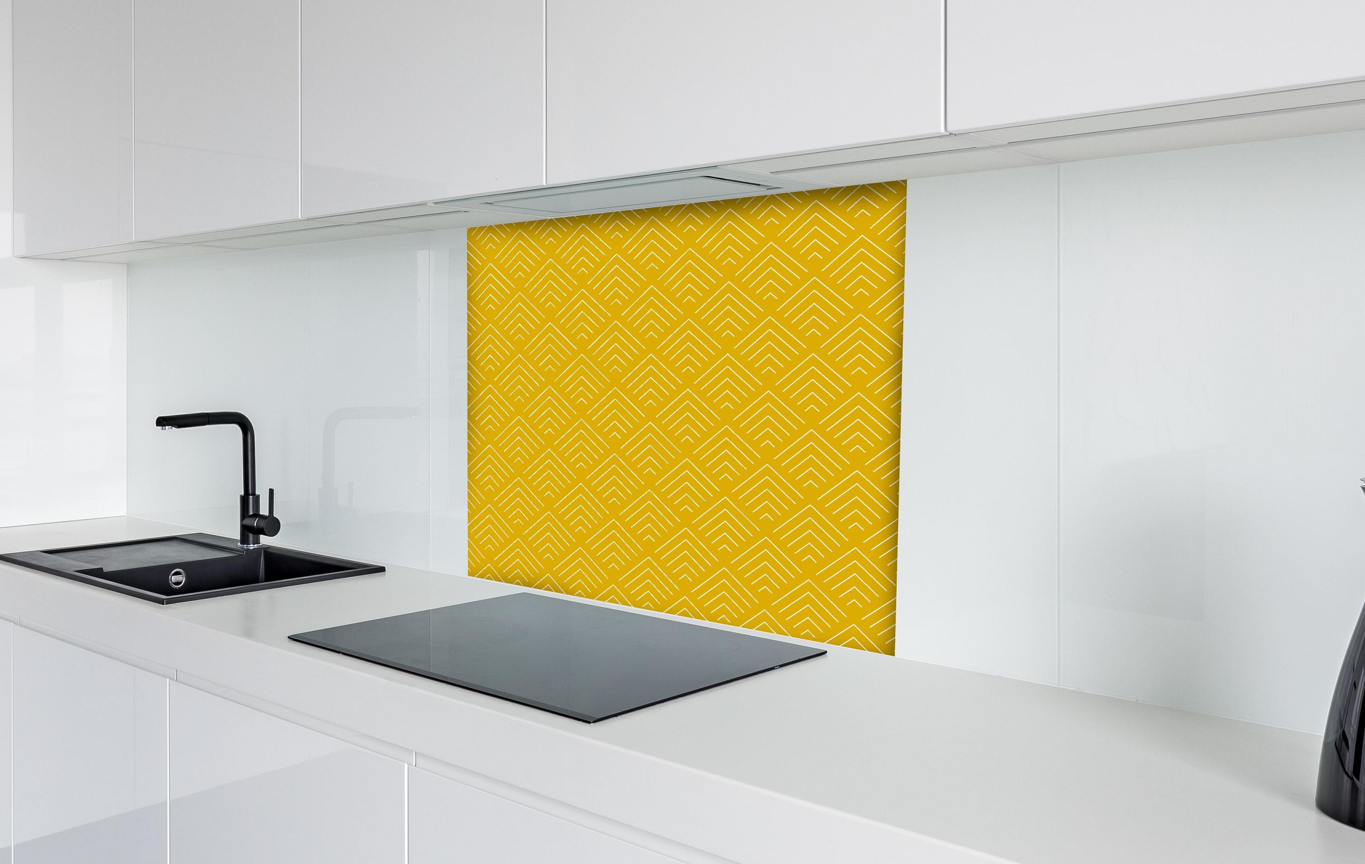 Spritzschutz - Simmetria Incanto Senape hinter einem Cerankochfeld zwischen Holz-Kochutensilien