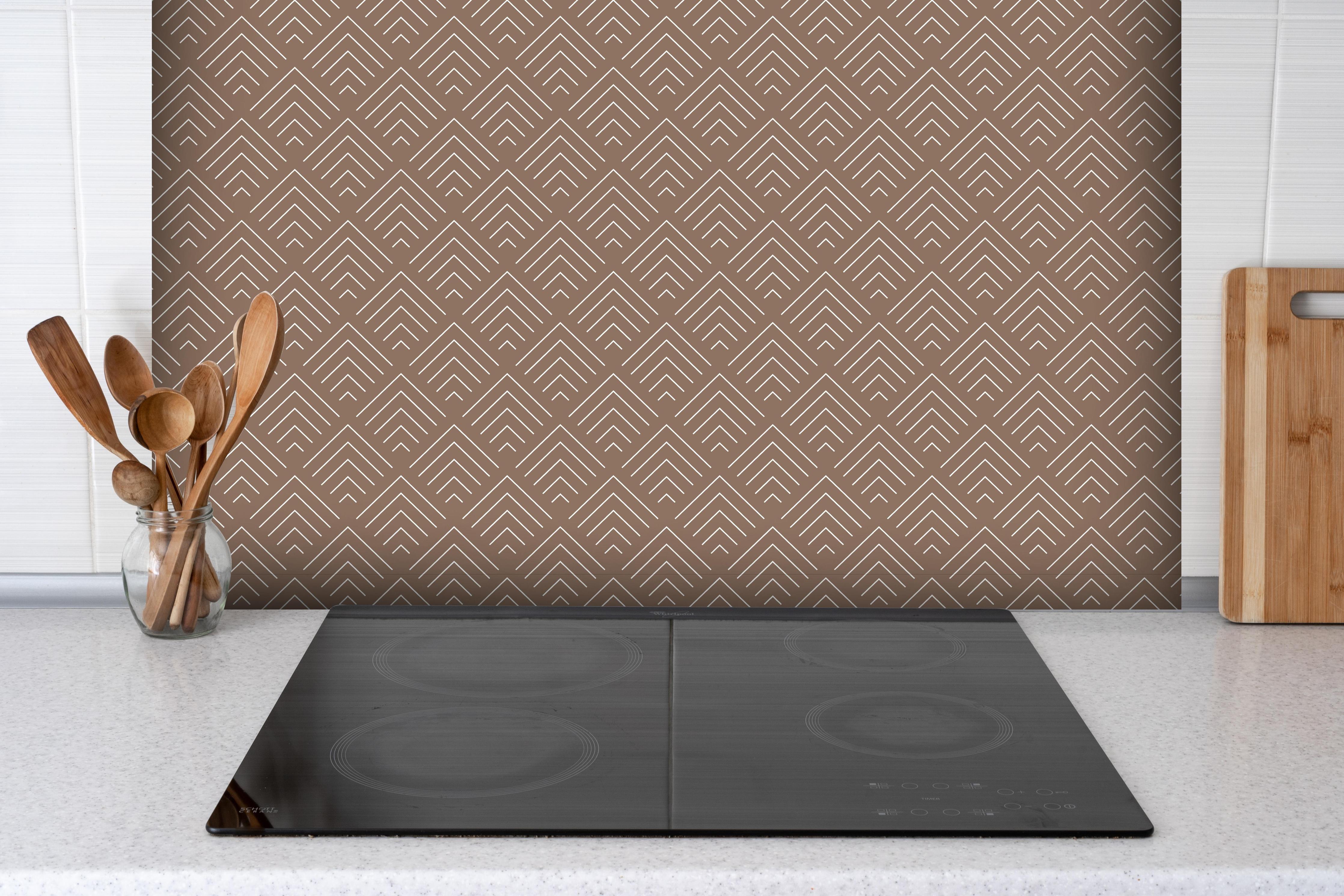 Spritzschutz - Simmetria Incanto Sigaro hinter einem Cerankochfeld zwischen Holz-Kochutensilien
