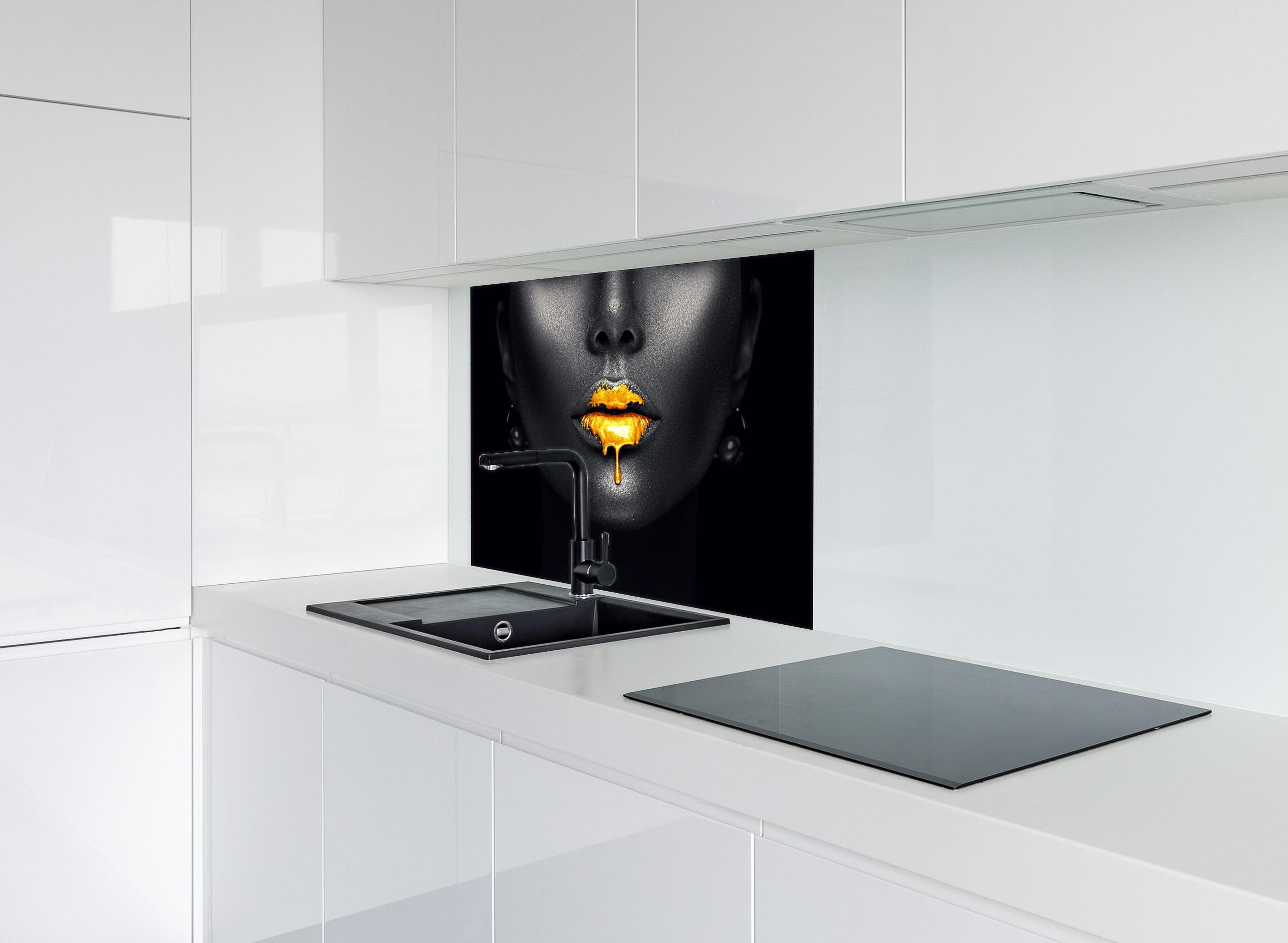 Spritzschutz - Sinnliche Lippen mit Goldtropfen hinter einem Cerankochfeld zwischen Holz-Kochutensilien