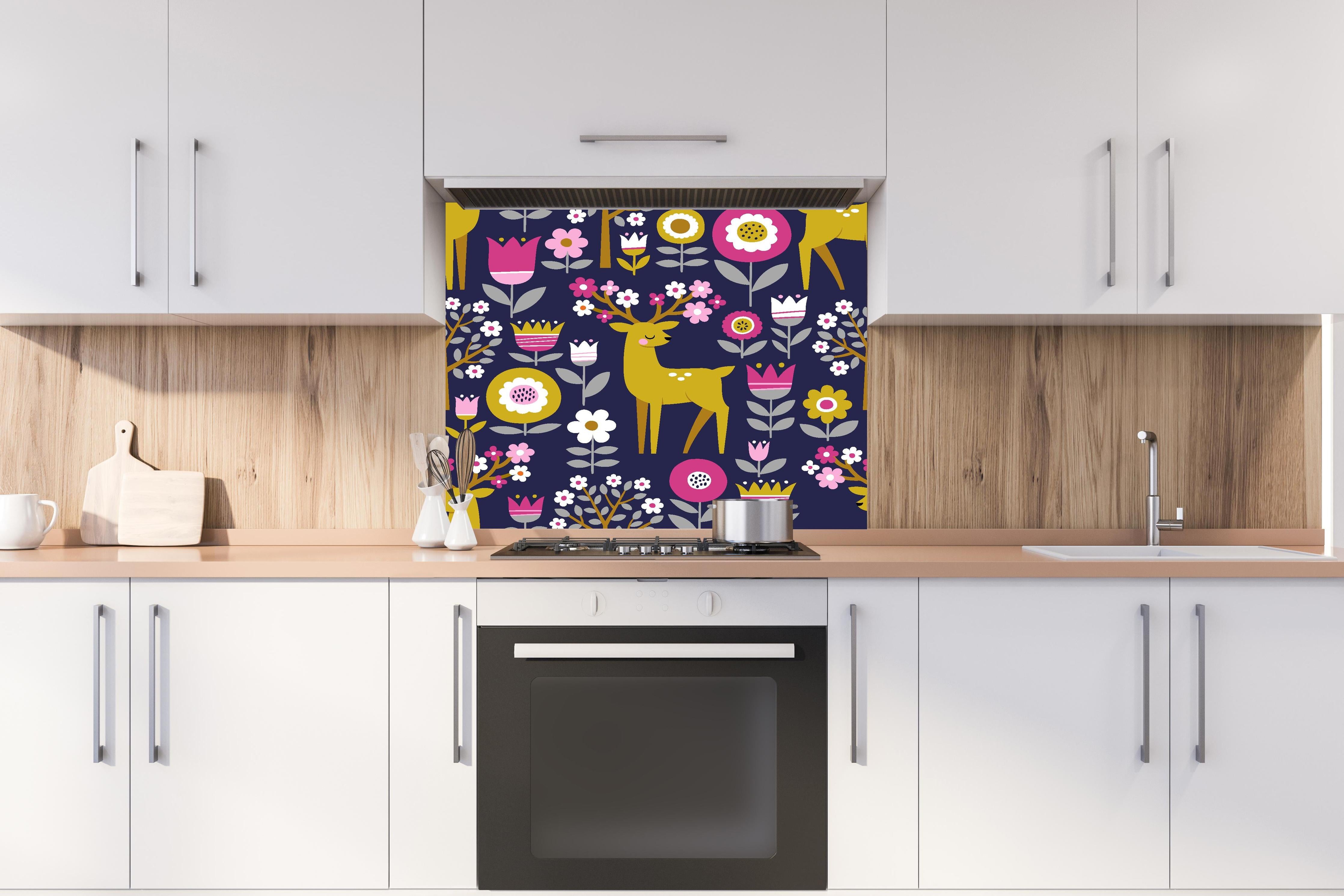 Spritzschutz - Skandinavische Waldtiere & Blumen Muster hinter einem Cerankochfeld zwischen Holz-Kochutensilien