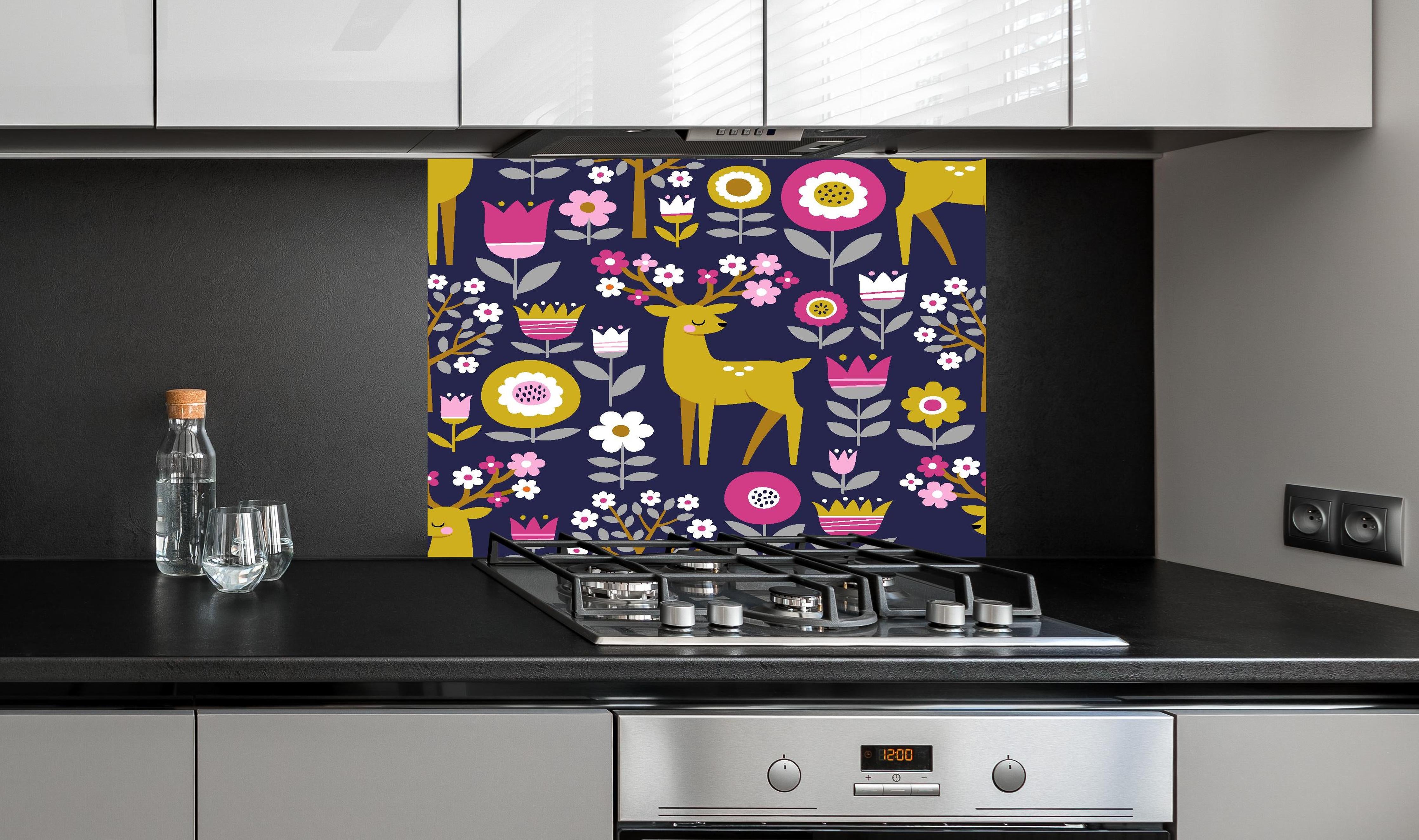 Spritzschutz - Skandinavische Waldtiere & Blumen Muster hinter einem Cerankochfeld zwischen Holz-Kochutensilien