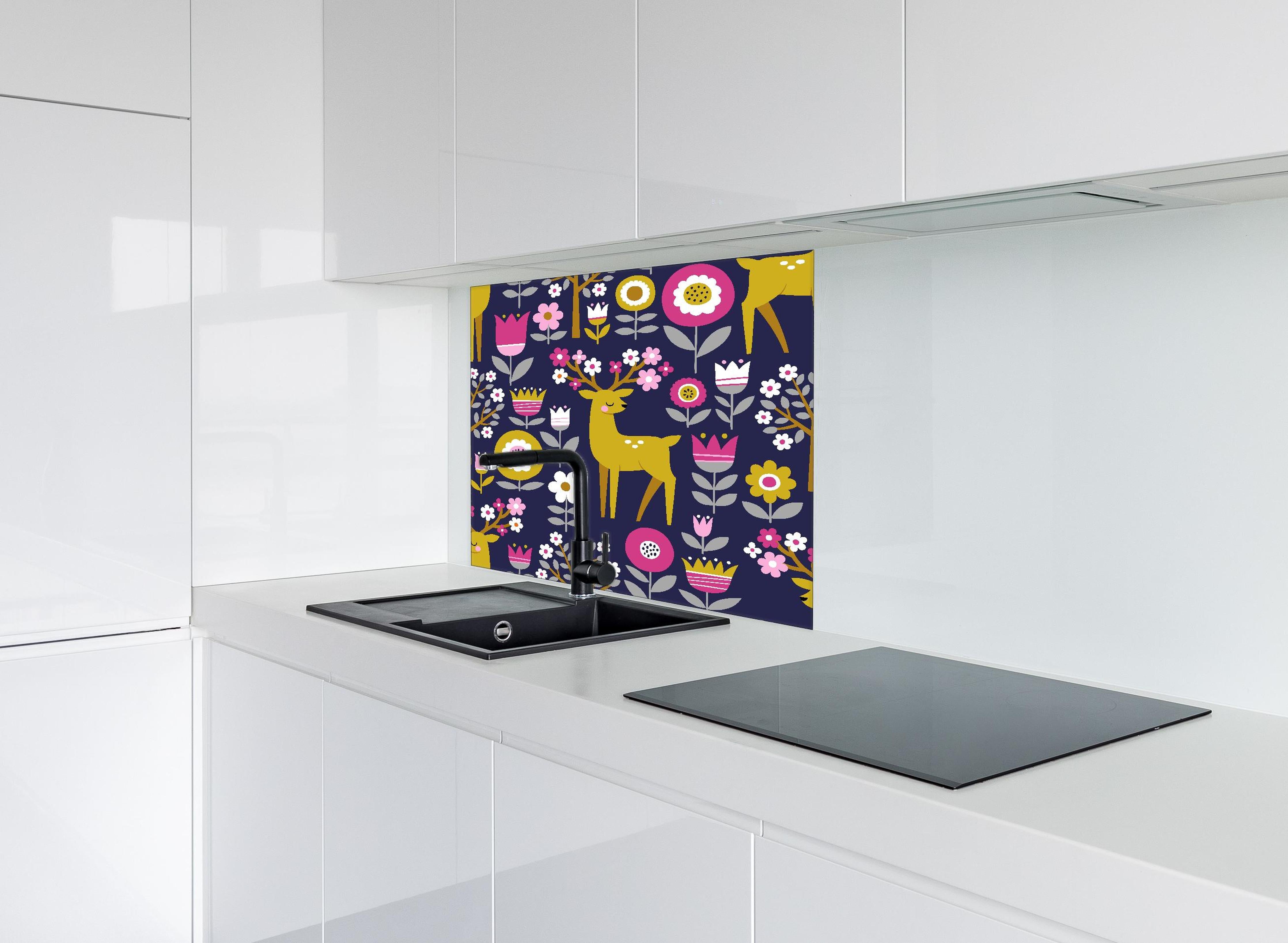 Spritzschutz - Skandinavische Waldtiere & Blumen Muster hinter einem Cerankochfeld zwischen Holz-Kochutensilien