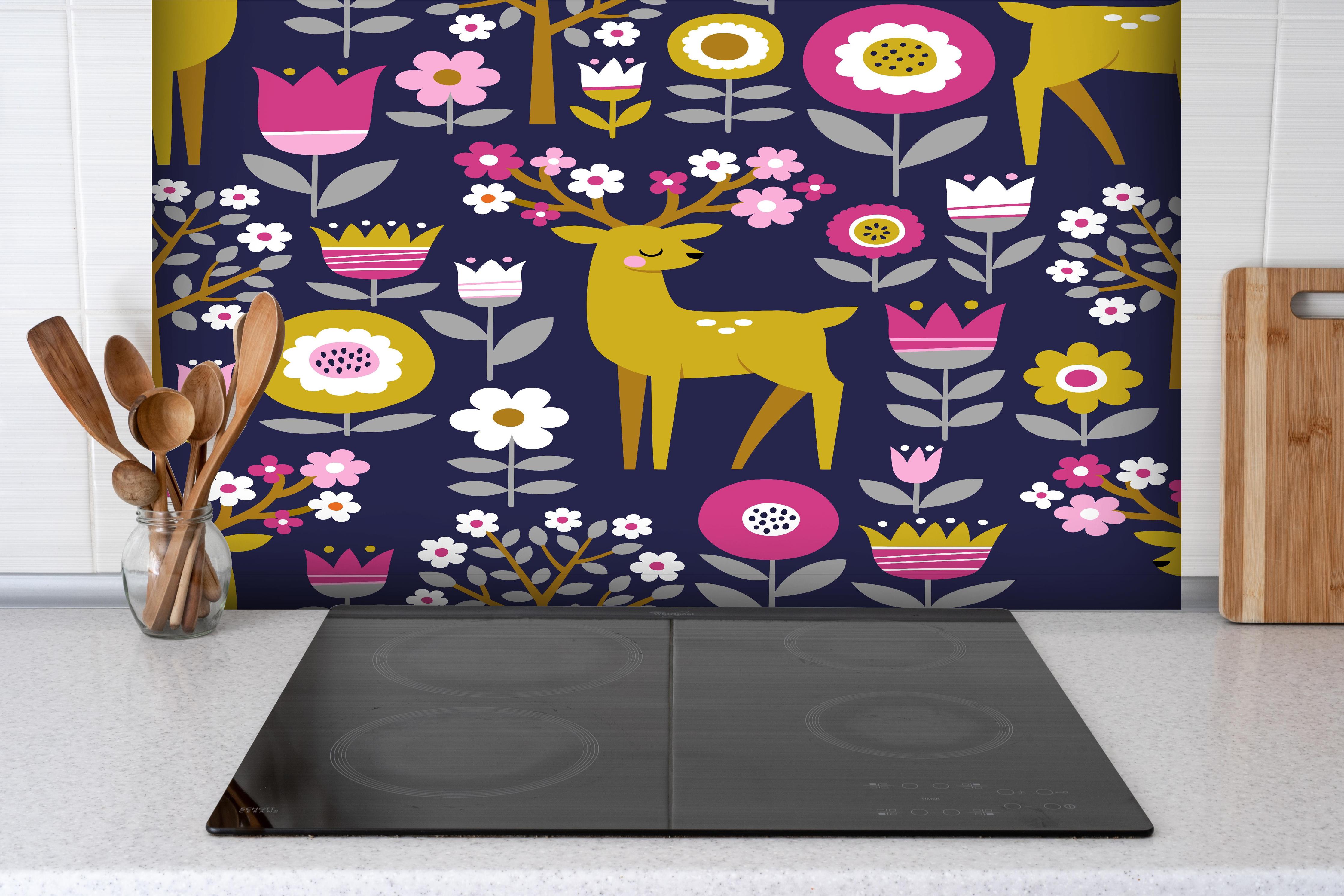 Spritzschutz - Skandinavisches Muster mit Frühlingsflair hinter einem Cerankochfeld zwischen Holz-Kochutensilien