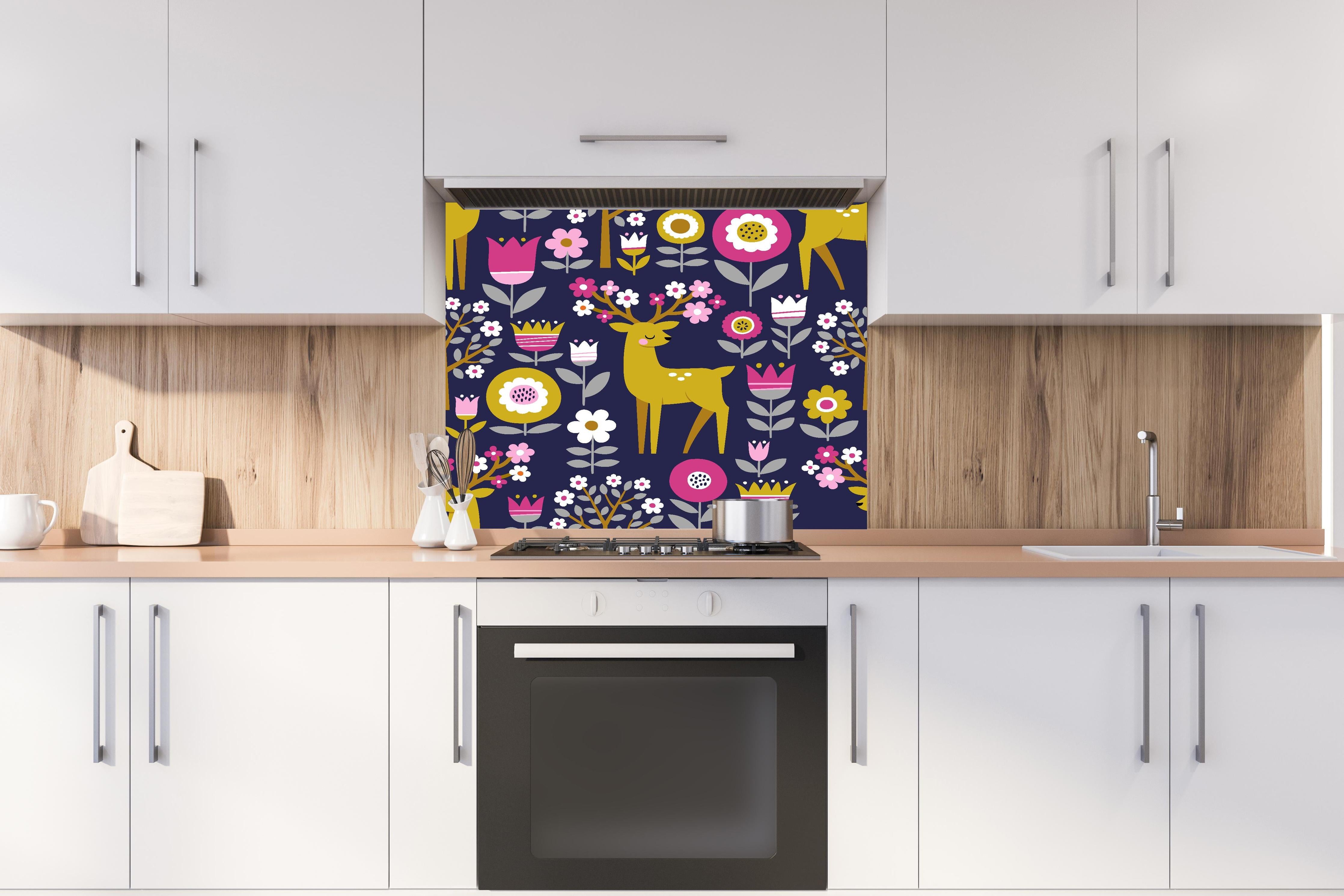 Spritzschutz - Skandinavisches Muster mit Frühlingsflair hinter einem Cerankochfeld zwischen Holz-Kochutensilien