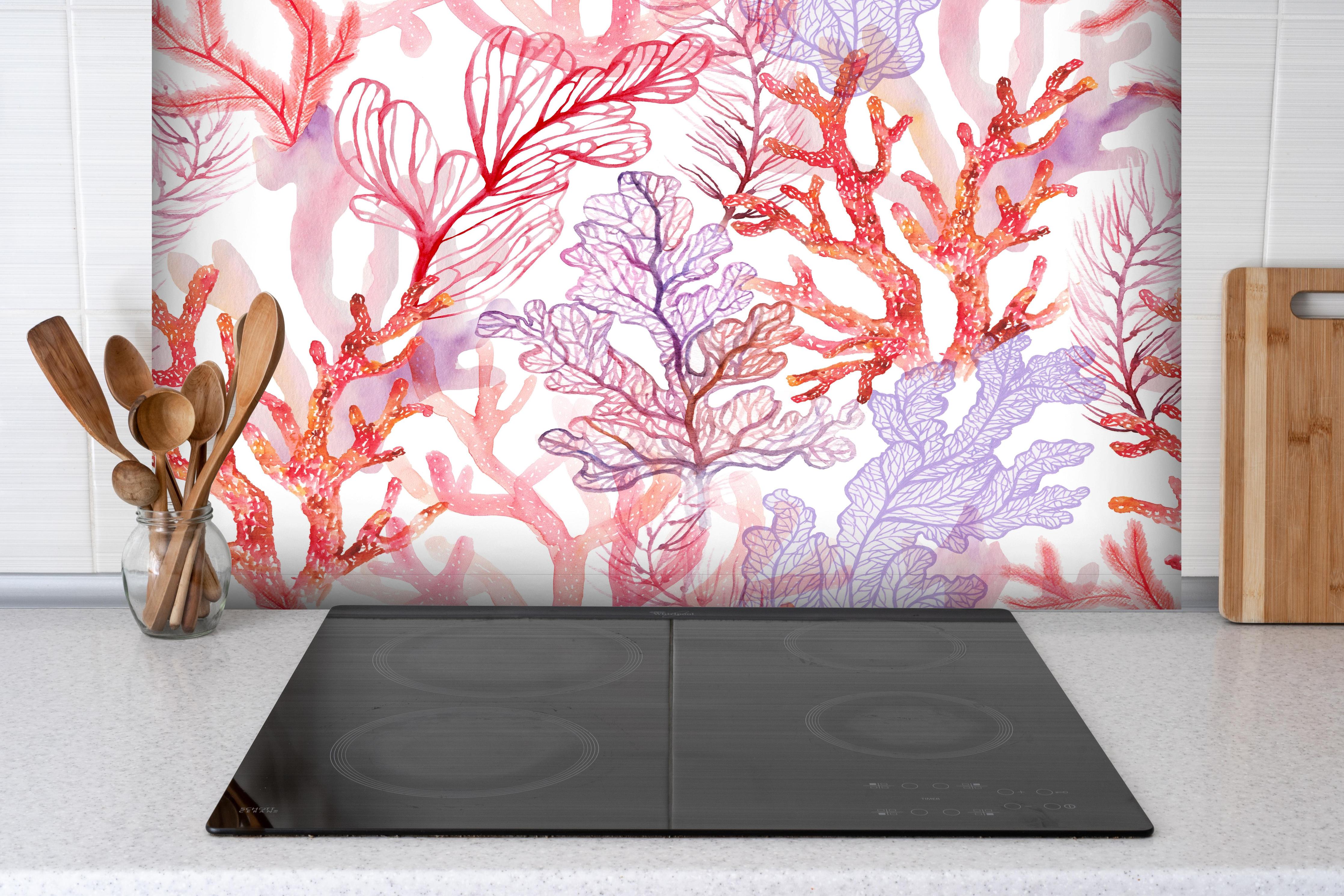 Spritzschutz - Skizzierte Korallen der Unterwasserwelt hinter einem Cerankochfeld zwischen Holz-Kochutensilien