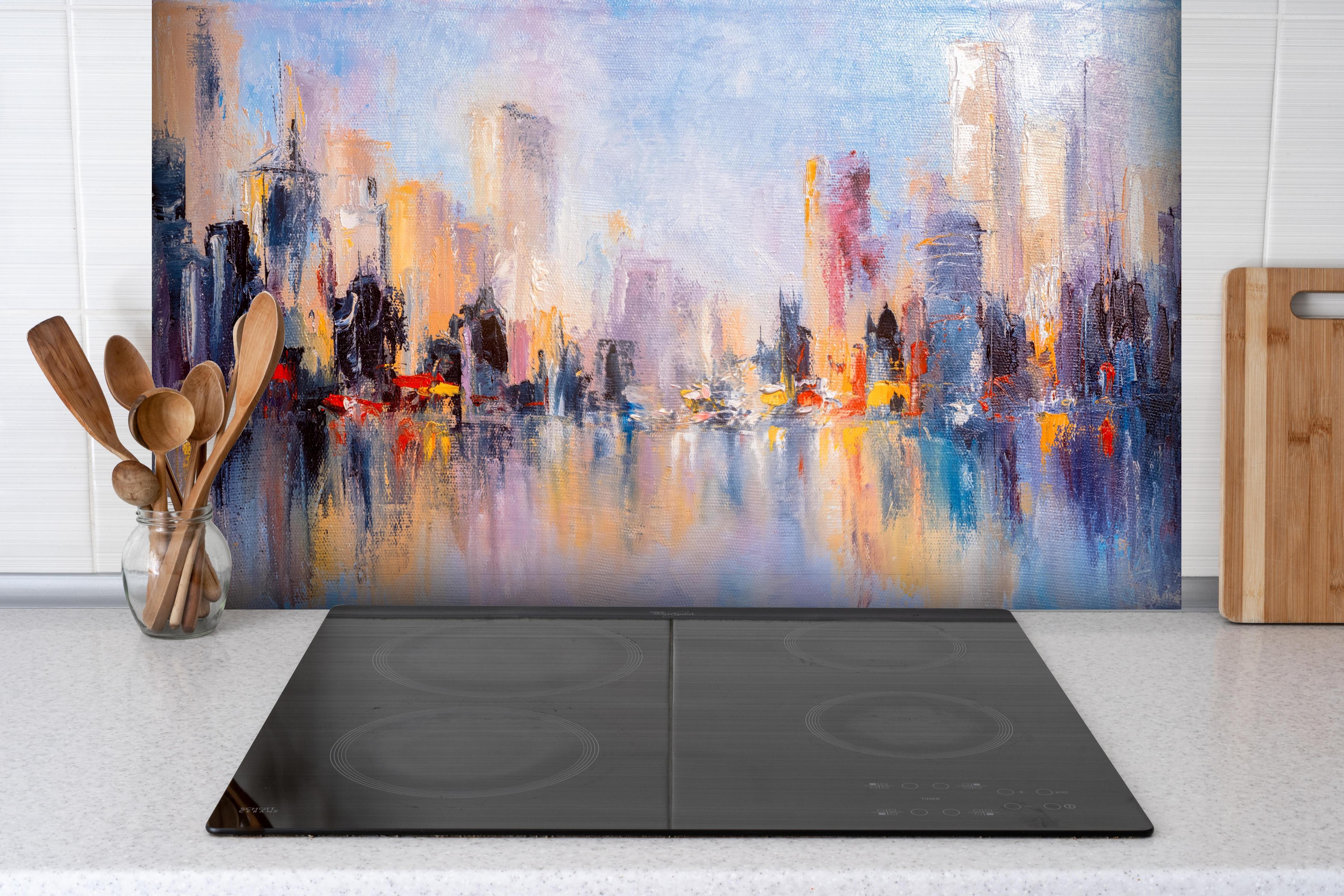 Spritzschutz - Skyline Gemälde hinter einem Cerankochfeld zwischen Holz-Kochutensilien