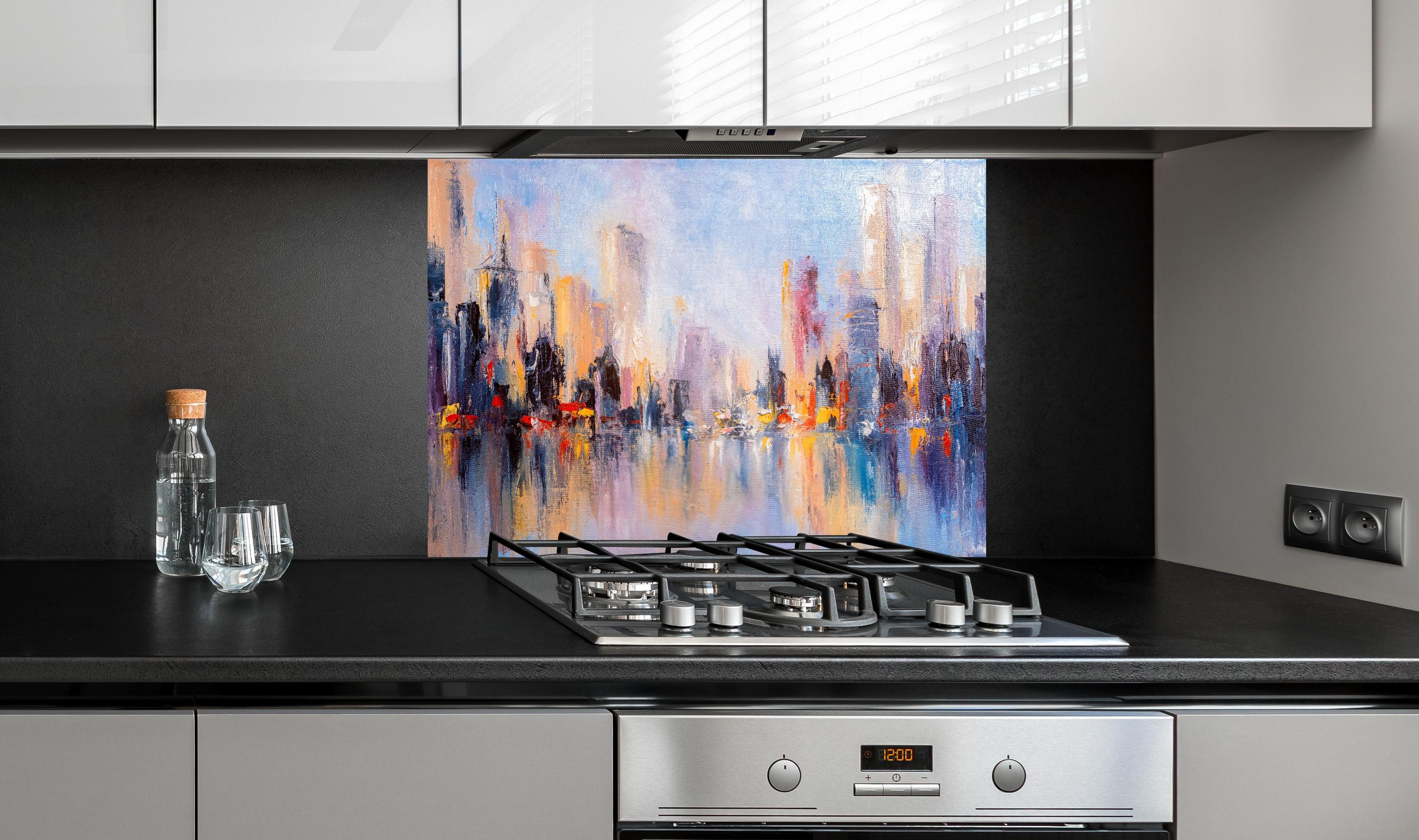 Spritzschutz - Skyline Gemälde hinter einem Cerankochfeld zwischen Holz-Kochutensilien