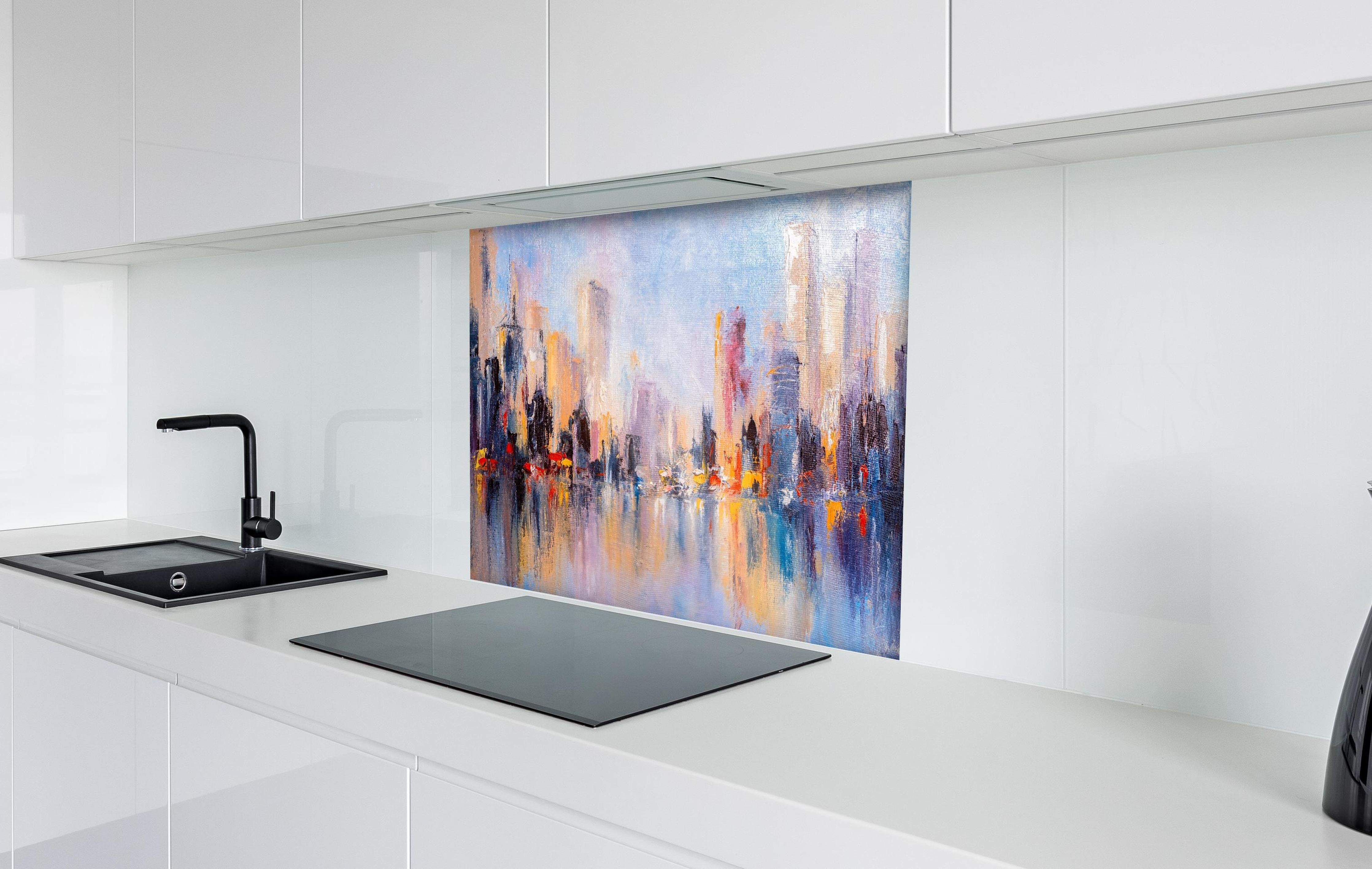 Spritzschutz - Skyline Gemälde hinter einem Cerankochfeld zwischen Holz-Kochutensilien