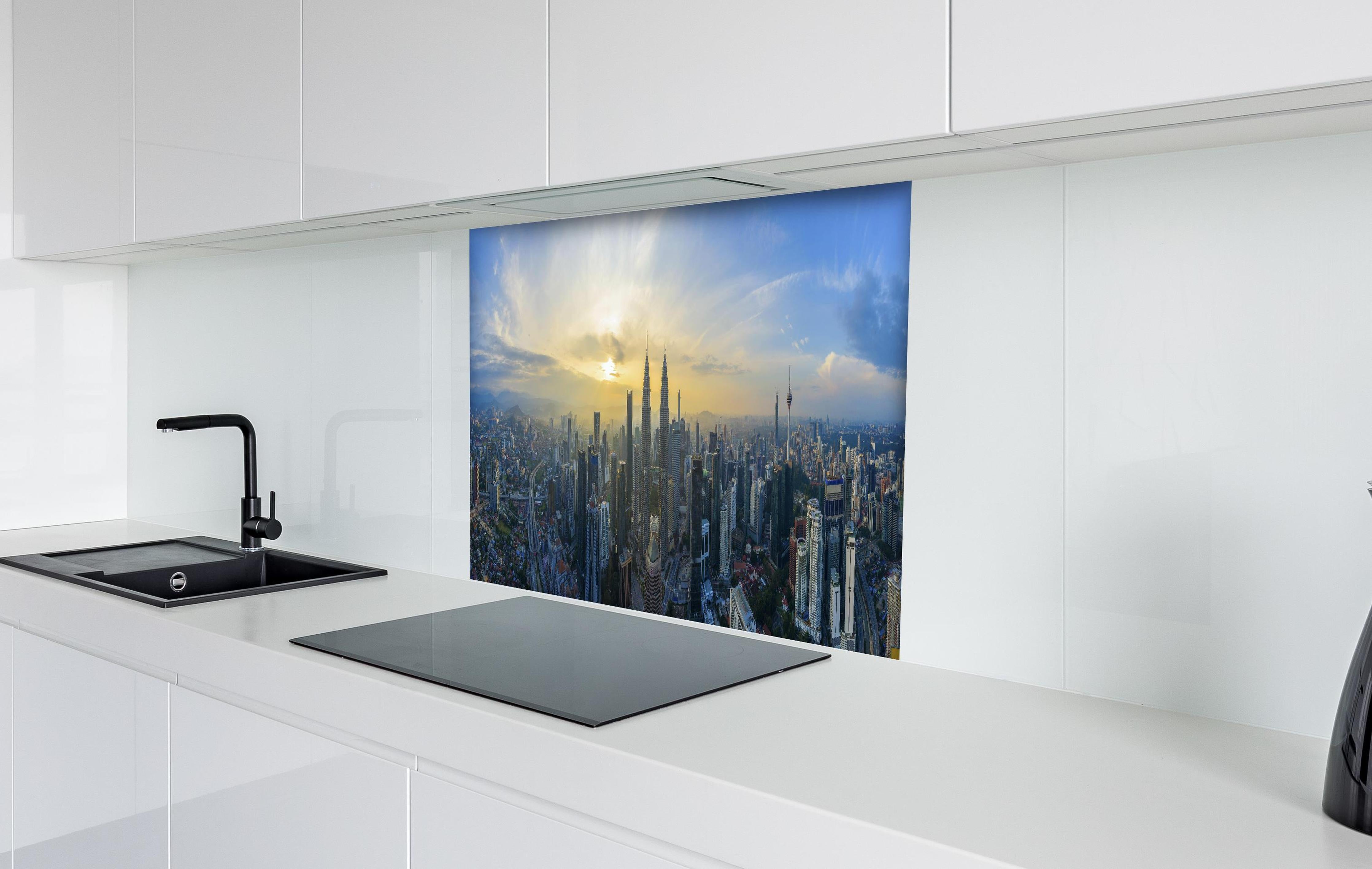 Spritzschutz - Skyline Kuala Lumpur City hinter einem Cerankochfeld zwischen Holz-Kochutensilien
