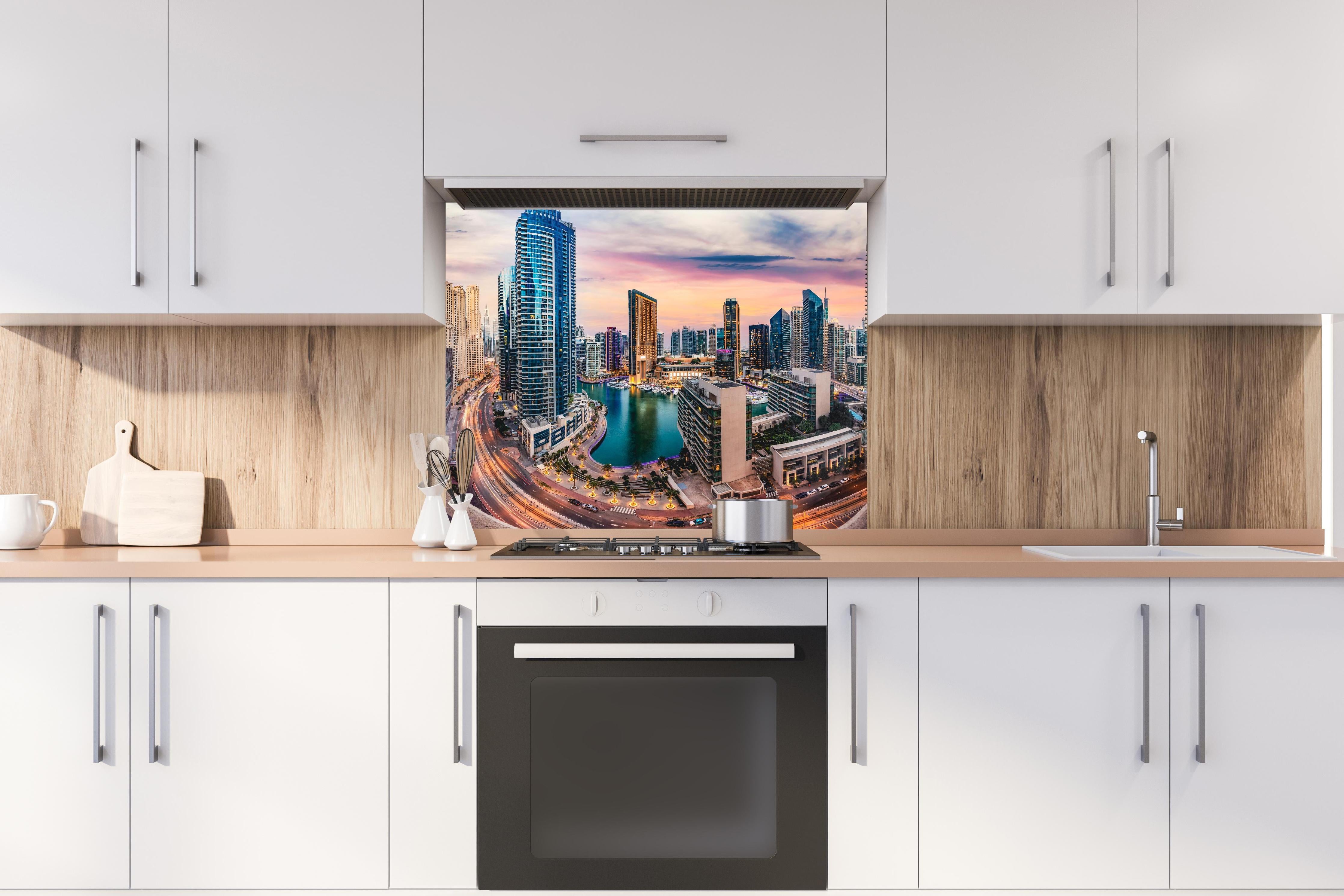 Spritzschutz - Skyline des Jachthafens von Dubai bei Sonnenuntergang hinter einem Cerankochfeld zwischen Holz-Kochutensilien