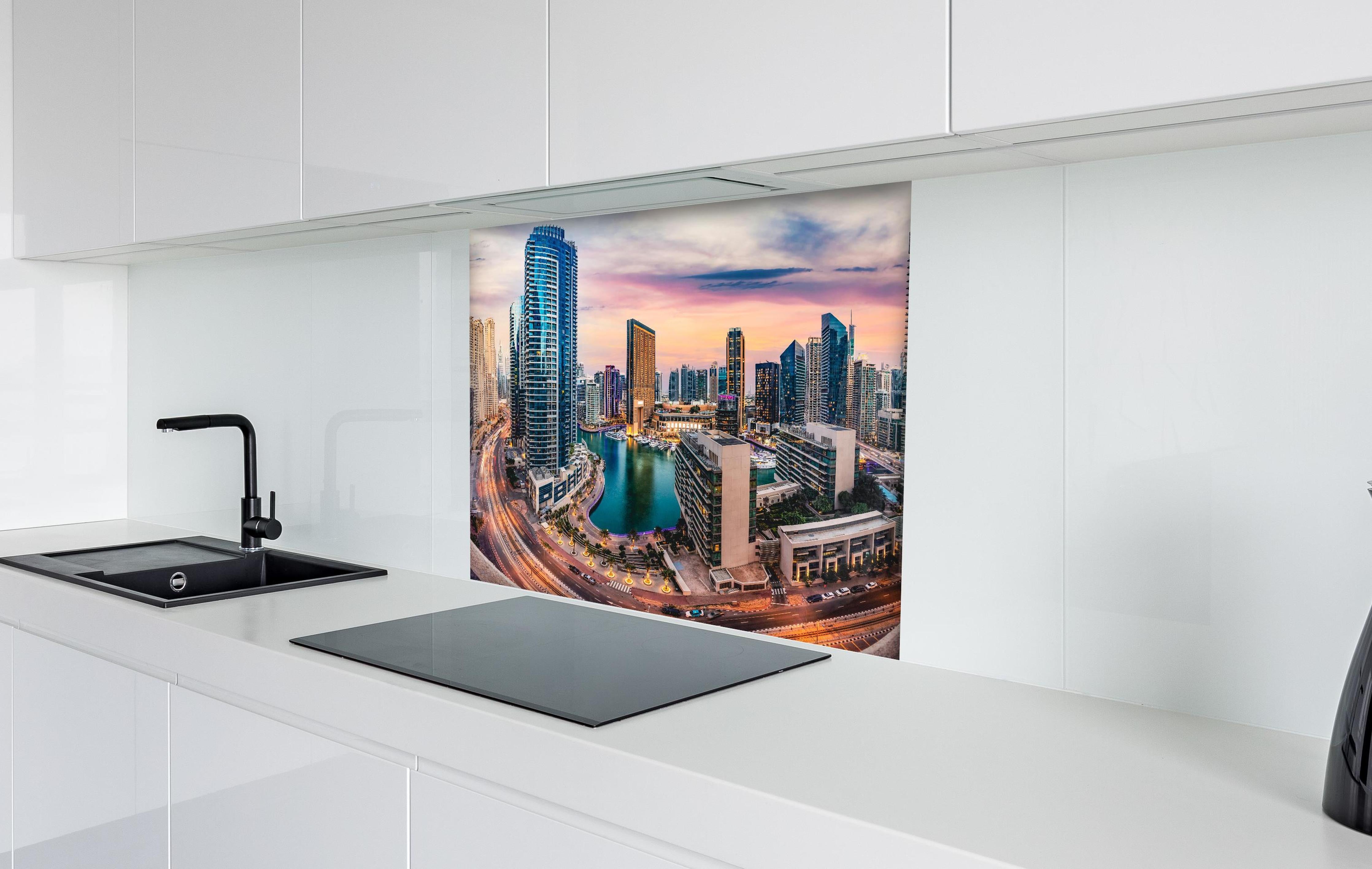 Spritzschutz - Skyline des Jachthafens von Dubai bei Sonnenuntergang hinter einem Cerankochfeld zwischen Holz-Kochutensilien