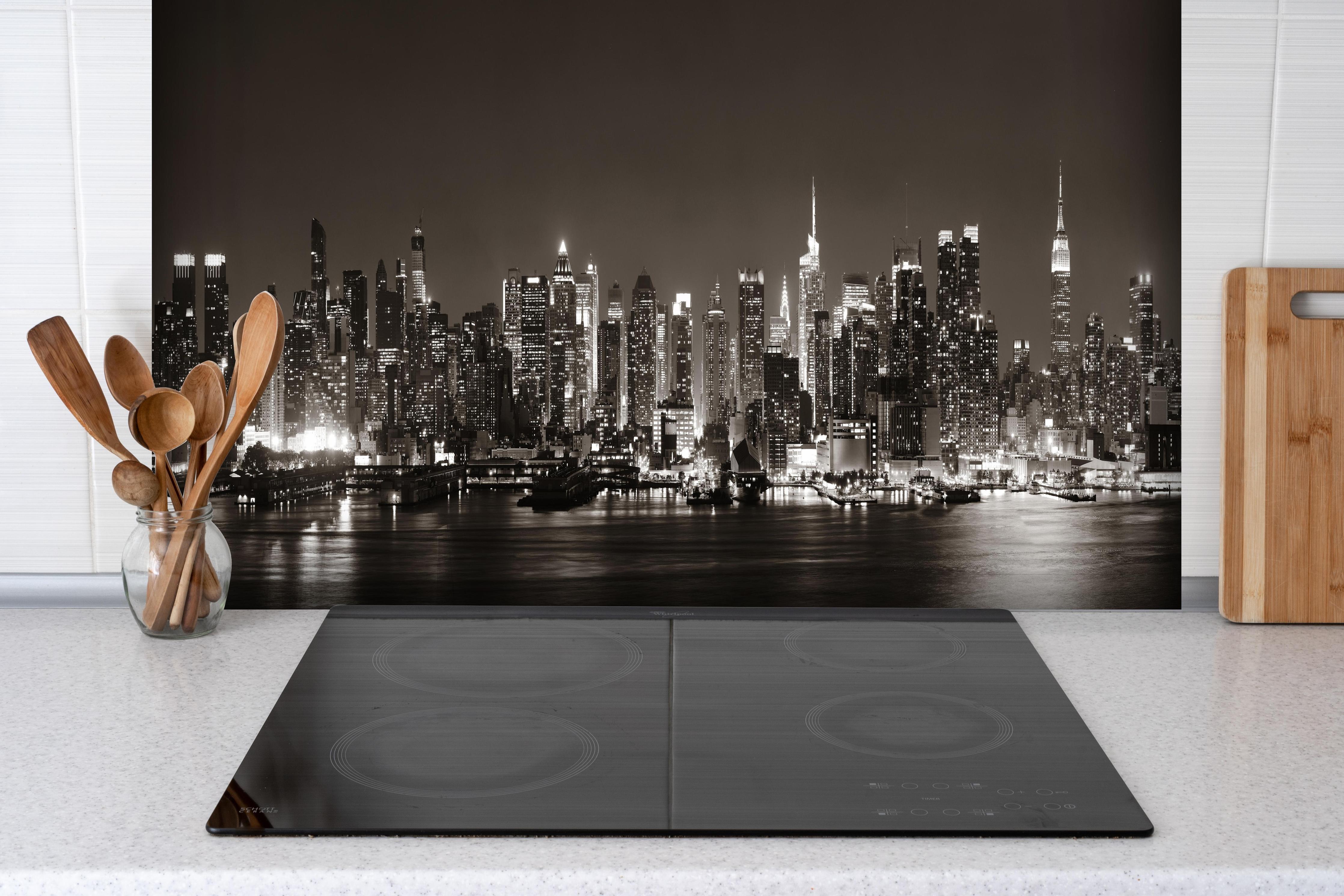 Spritzschutz - Skyline von Midtown Manhattan hinter einem Cerankochfeld zwischen Holz-Kochutensilien