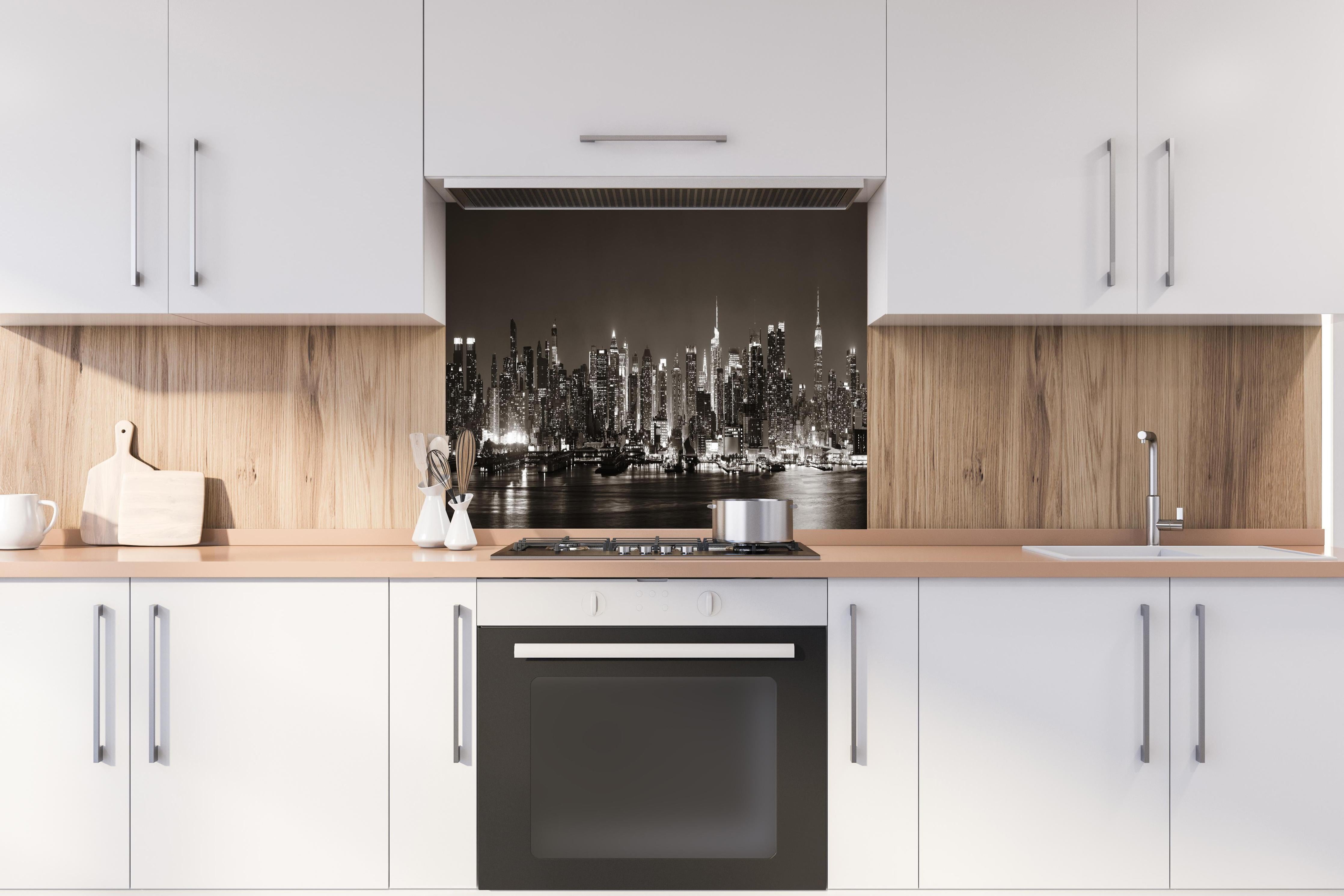 Spritzschutz - Skyline von Midtown Manhattan hinter einem Cerankochfeld zwischen Holz-Kochutensilien