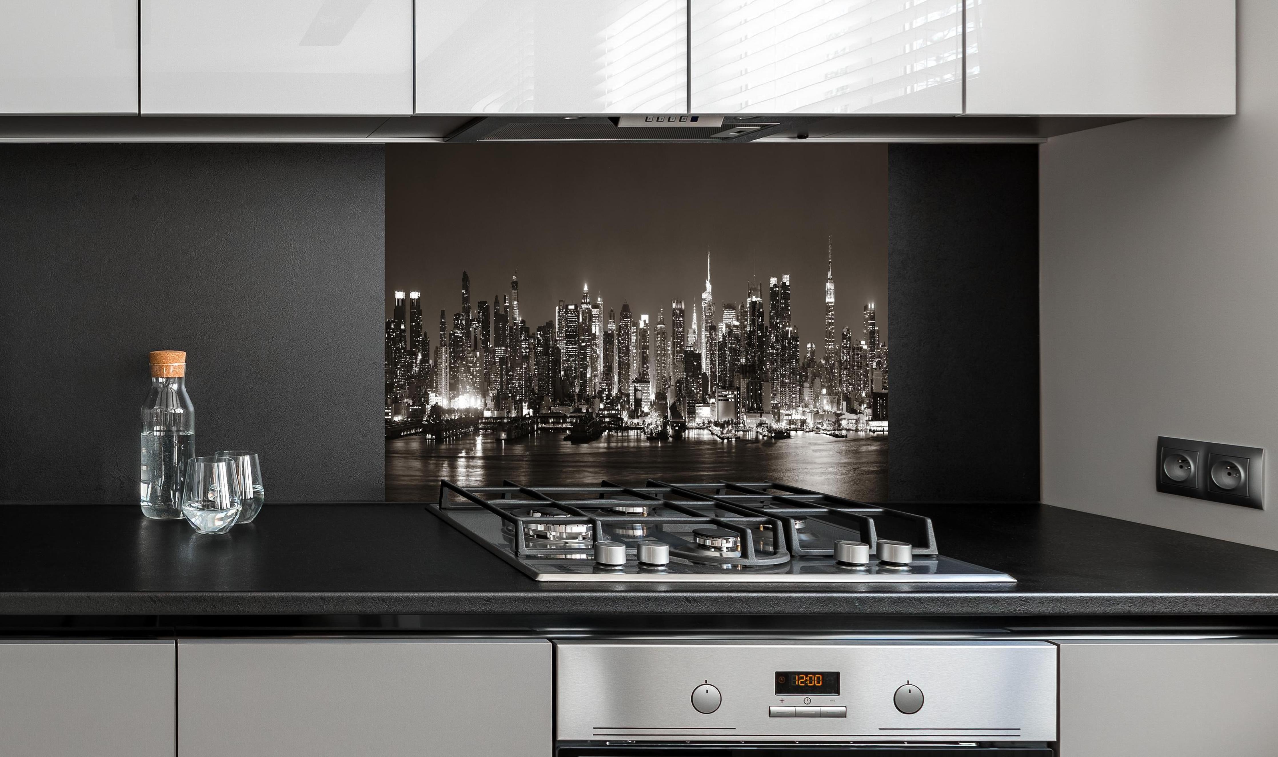 Spritzschutz - Skyline von Midtown Manhattan hinter einem Cerankochfeld zwischen Holz-Kochutensilien