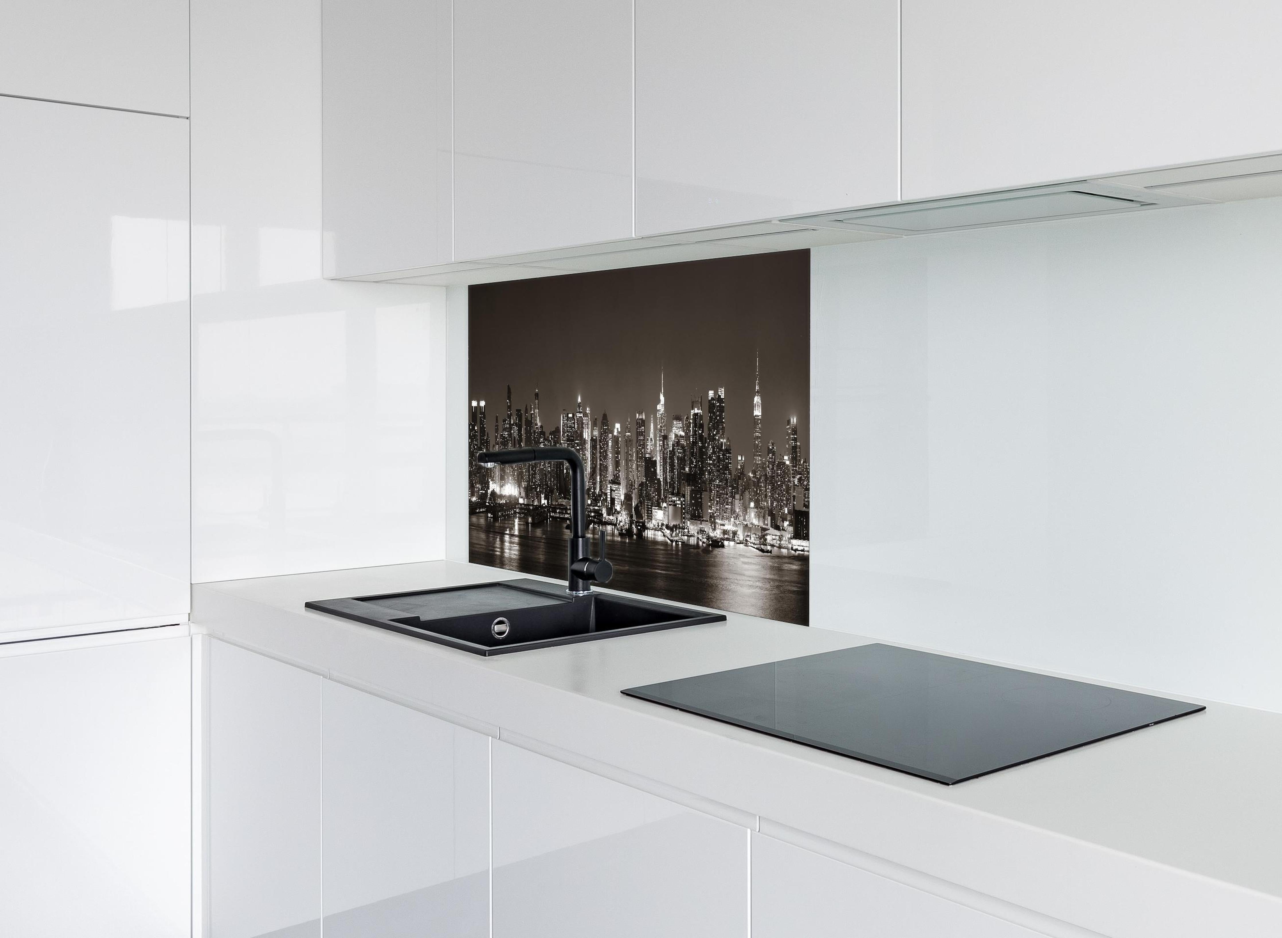 Spritzschutz - Skyline von Midtown Manhattan hinter einem Cerankochfeld zwischen Holz-Kochutensilien