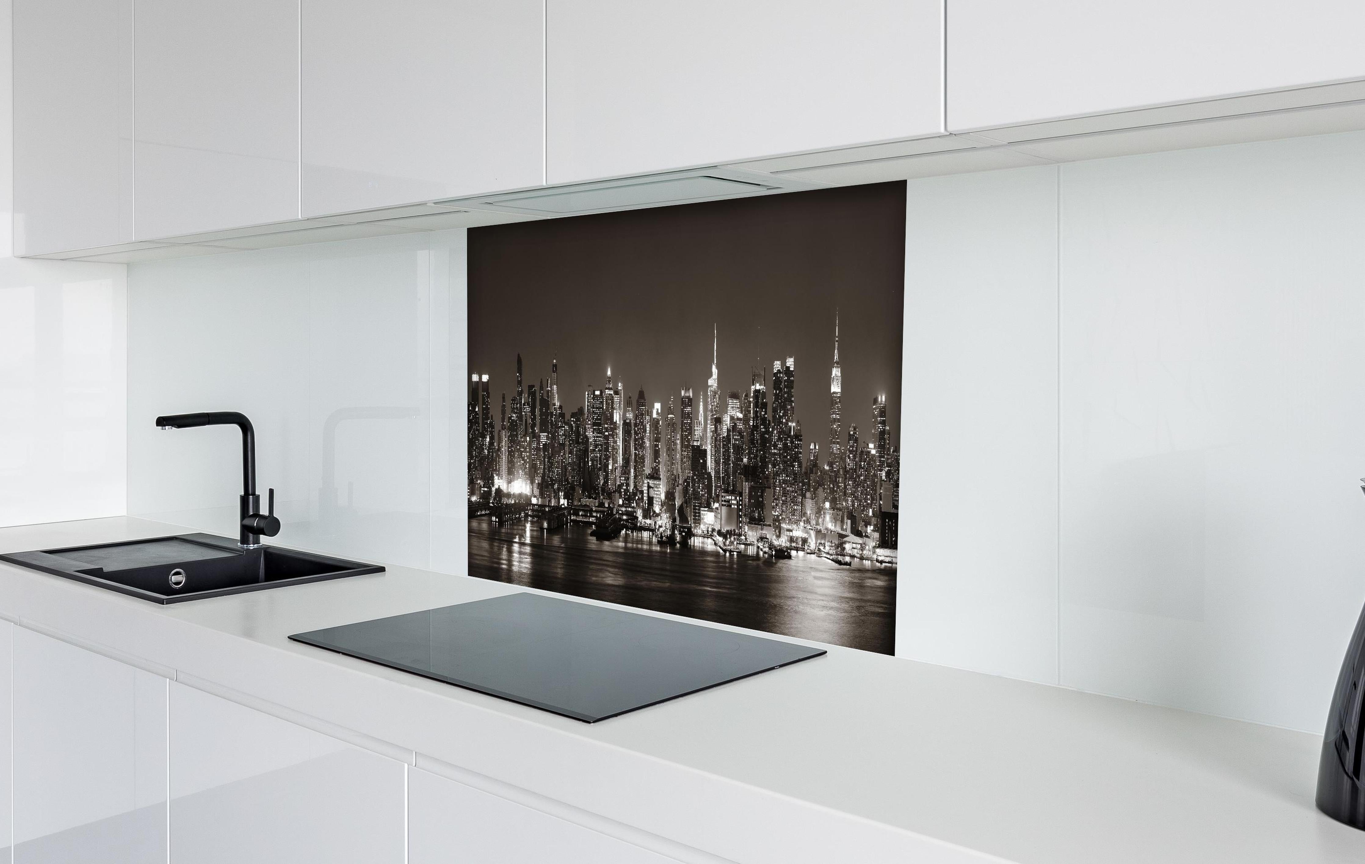 Spritzschutz - Skyline von Midtown Manhattan hinter einem Cerankochfeld zwischen Holz-Kochutensilien