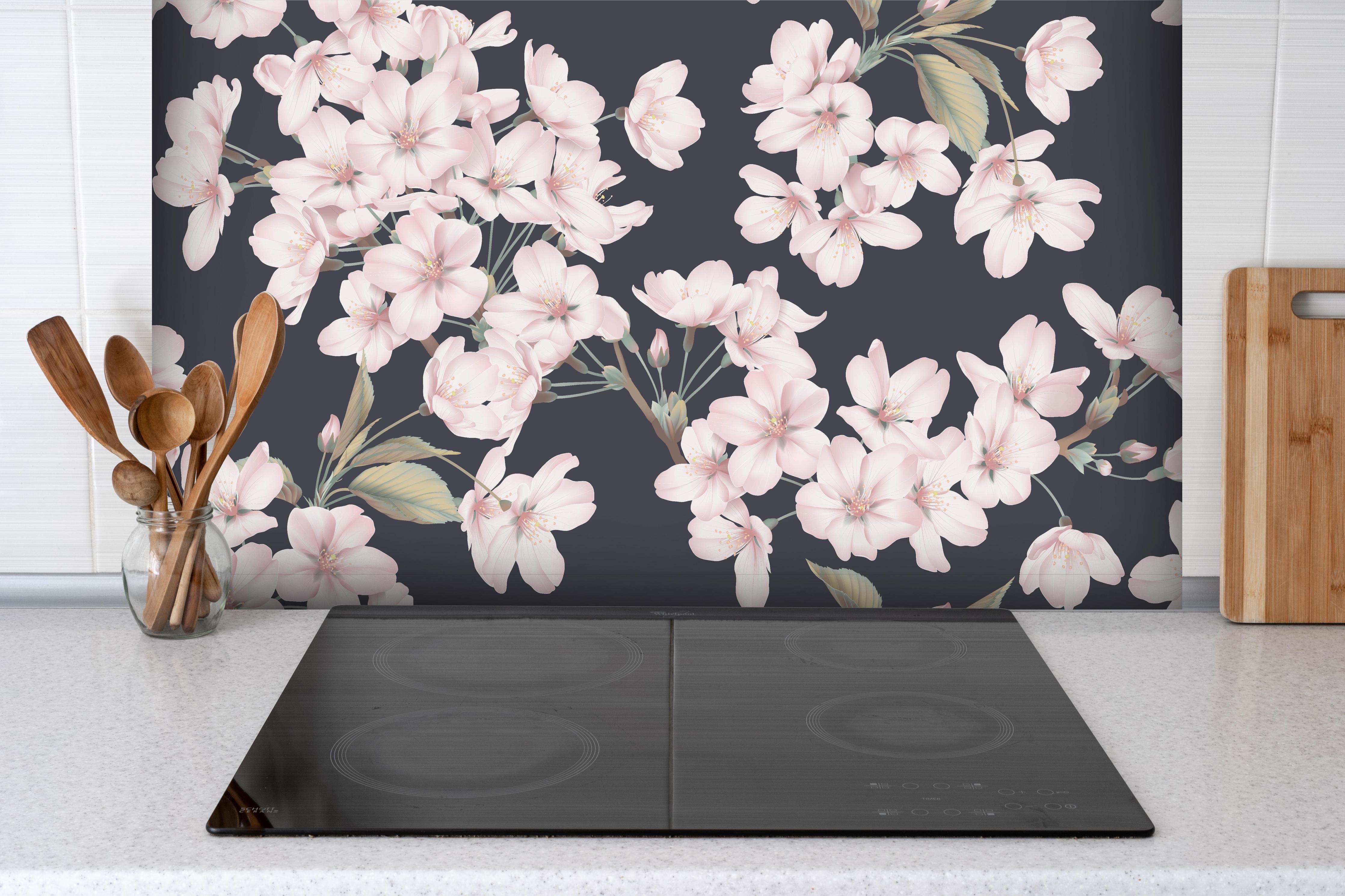 Spritzschutz - Somei Yoshino Sakura Blütenmuster hinter einem Cerankochfeld zwischen Holz-Kochutensilien