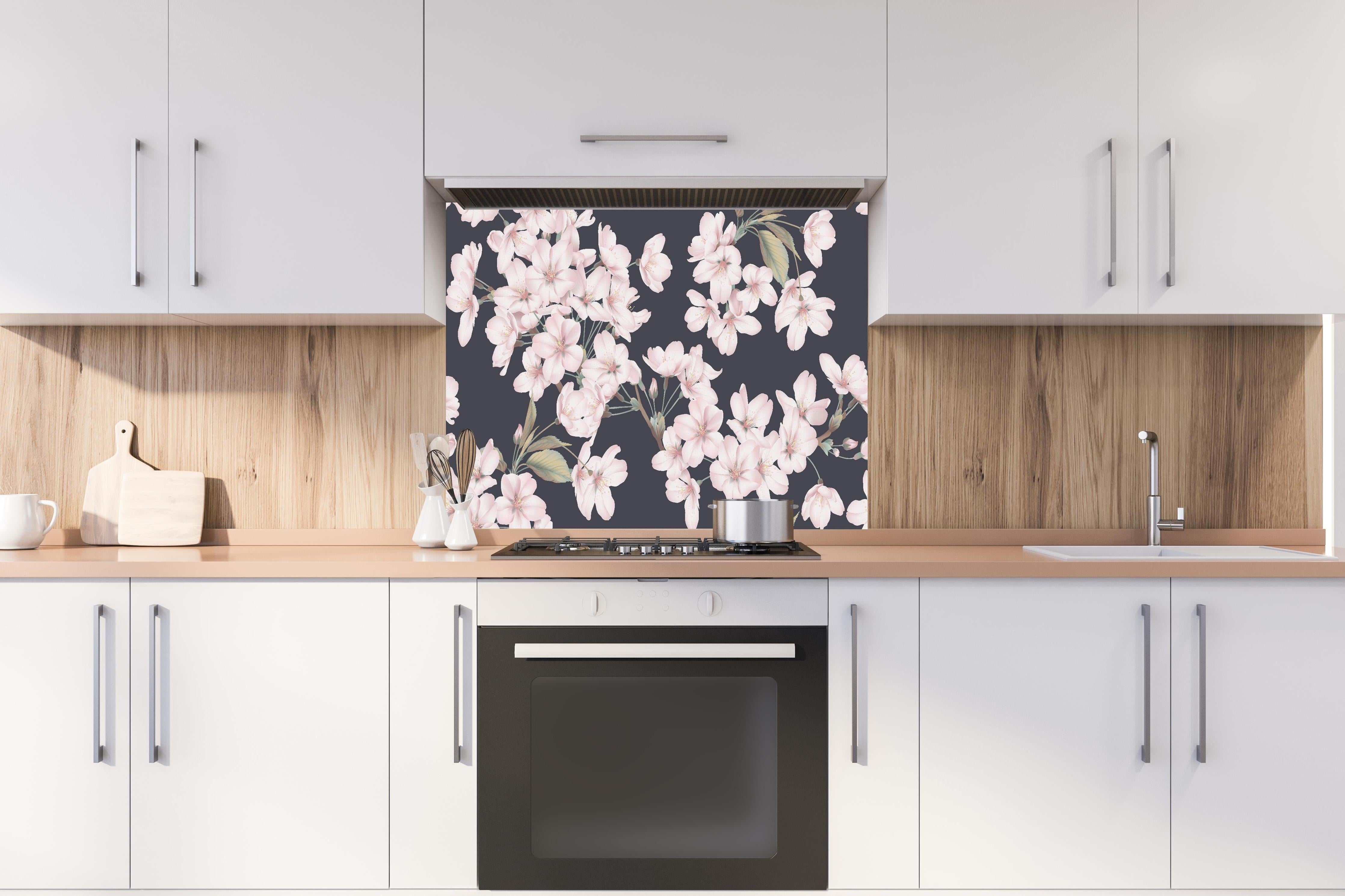 Spritzschutz - Somei Yoshino Sakura Blütenmuster hinter einem Cerankochfeld zwischen Holz-Kochutensilien