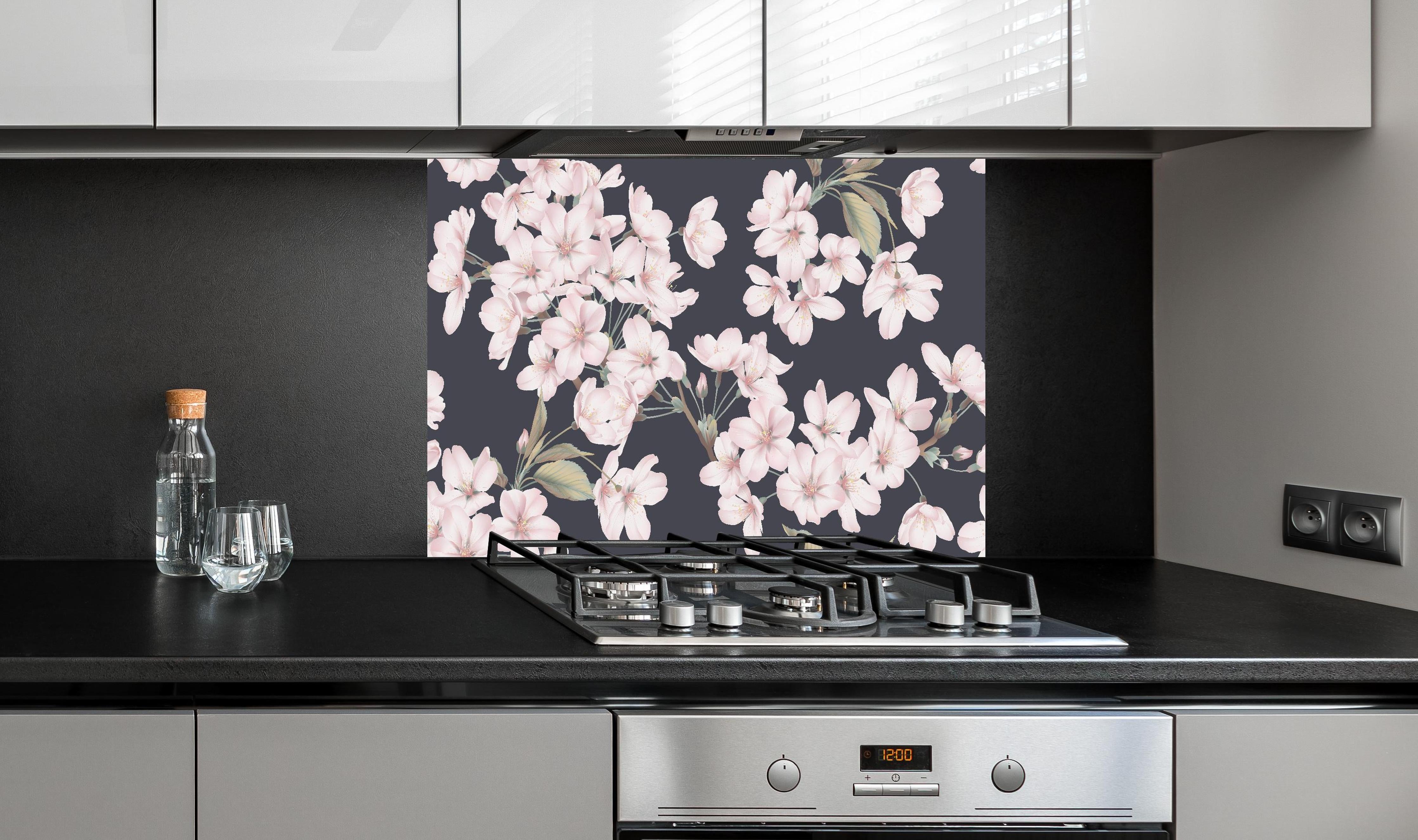 Spritzschutz - Somei Yoshino Sakura Blütenmuster hinter einem Cerankochfeld zwischen Holz-Kochutensilien