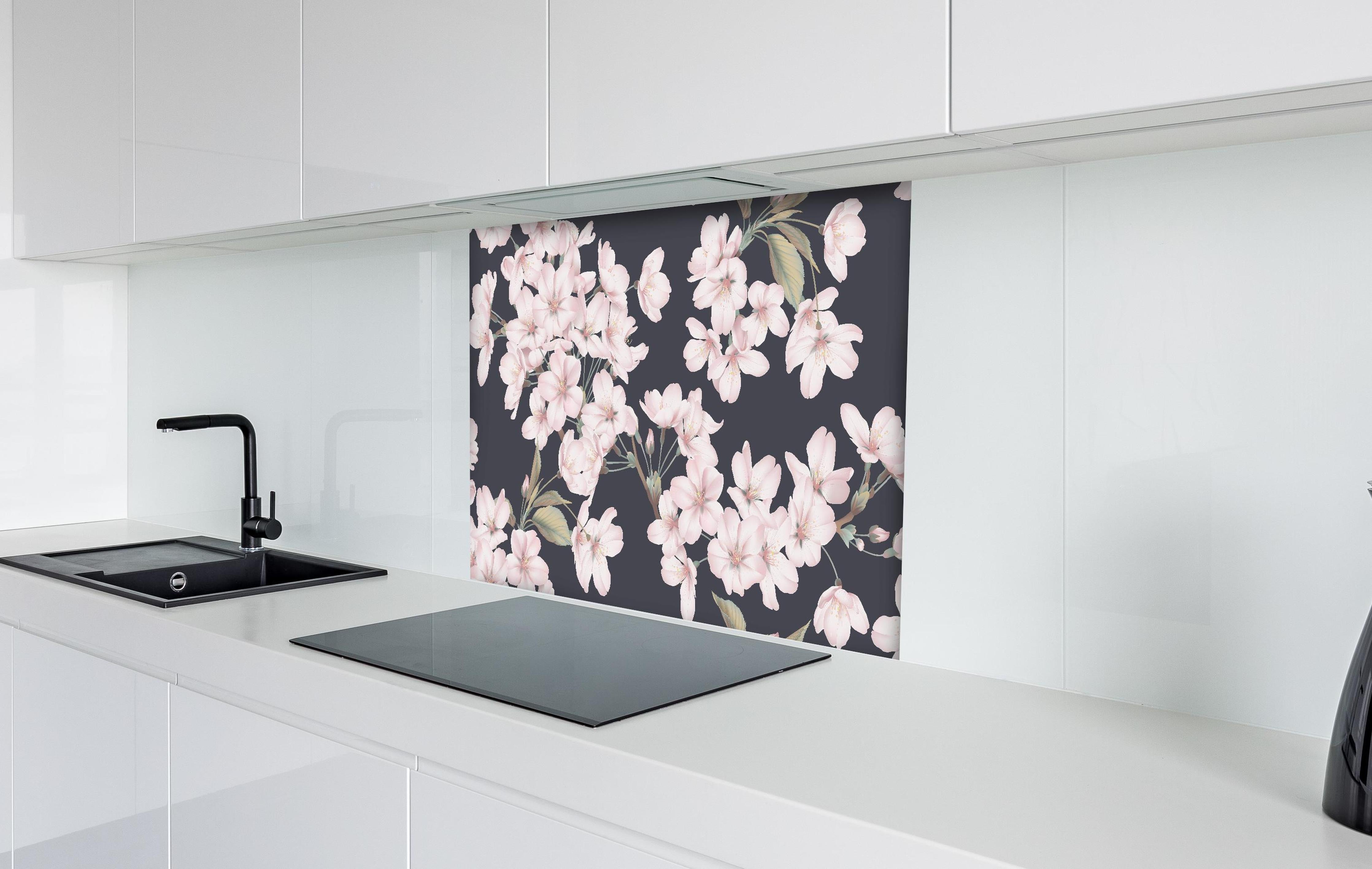 Spritzschutz - Somei Yoshino Sakura Blütenmuster hinter einem Cerankochfeld zwischen Holz-Kochutensilien