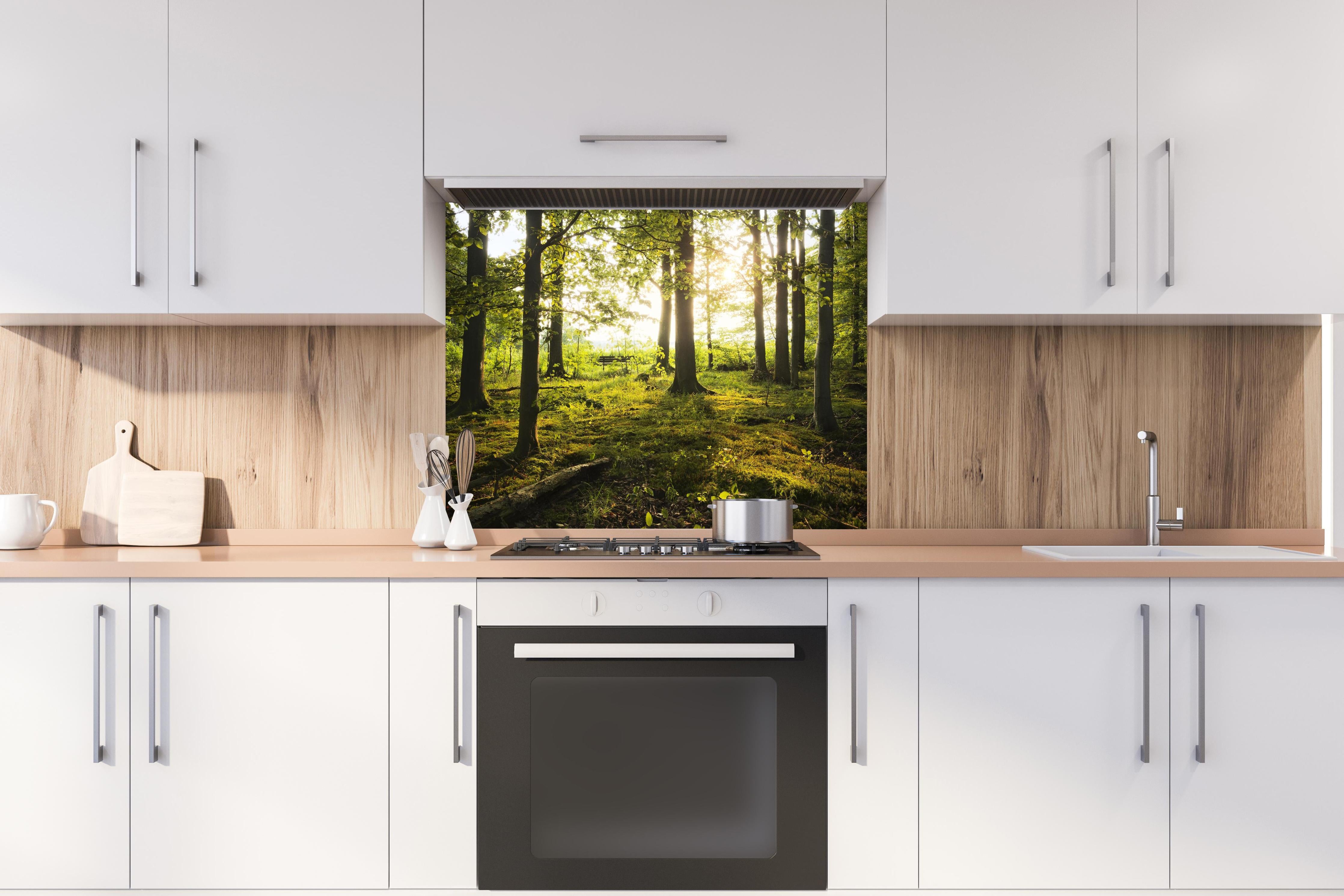 Spritzschutz - Sommer Wald hinter einem Cerankochfeld zwischen Holz-Kochutensilien