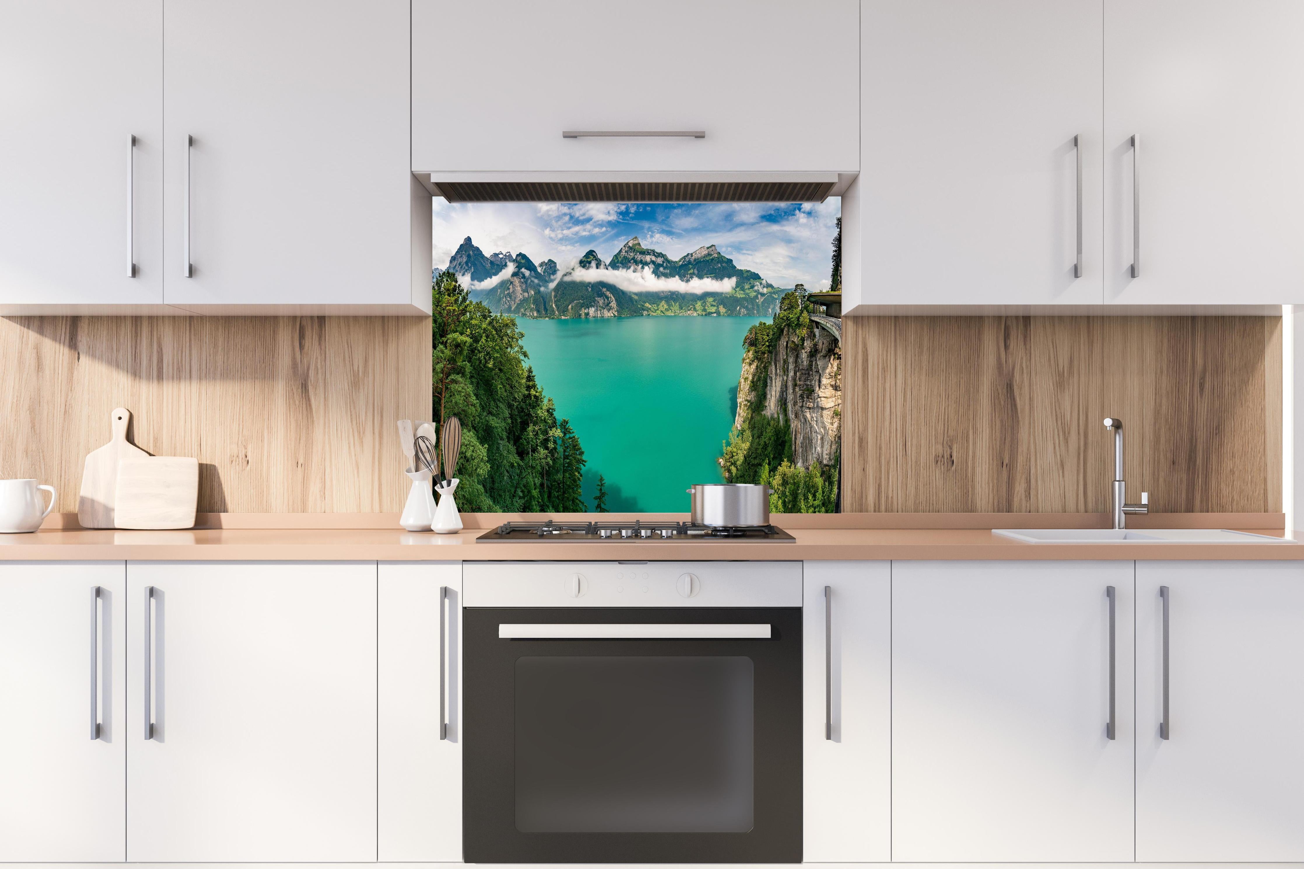 Spritzschutz - Sommeralpen im Blick- Schweiz hinter einem Cerankochfeld zwischen Holz-Kochutensilien